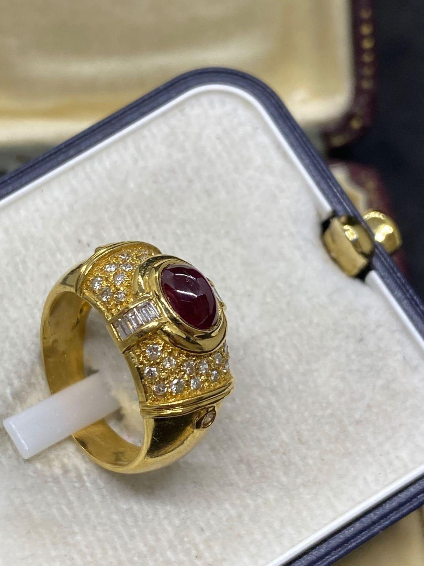 18ct Gold 1.00ct Cabochon Ruby & 1.00ct Diamond Ring - 8.3 Grams - Image 3 of 4