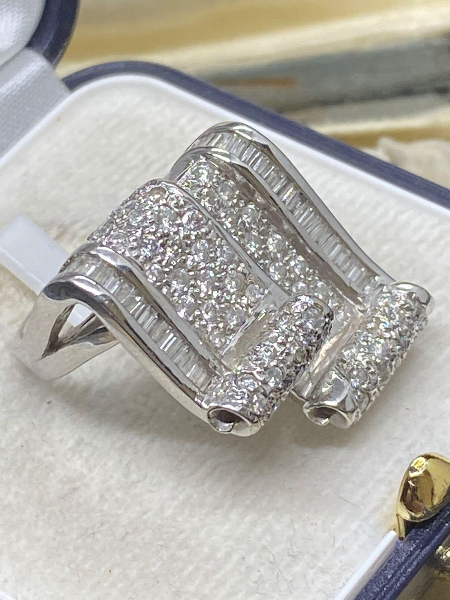 Very Unusual 18ct White Gold Ring Set with 2 Diamond Encrusted Scrolls, 3.00cts of Diamonds which - Image 3 of 7