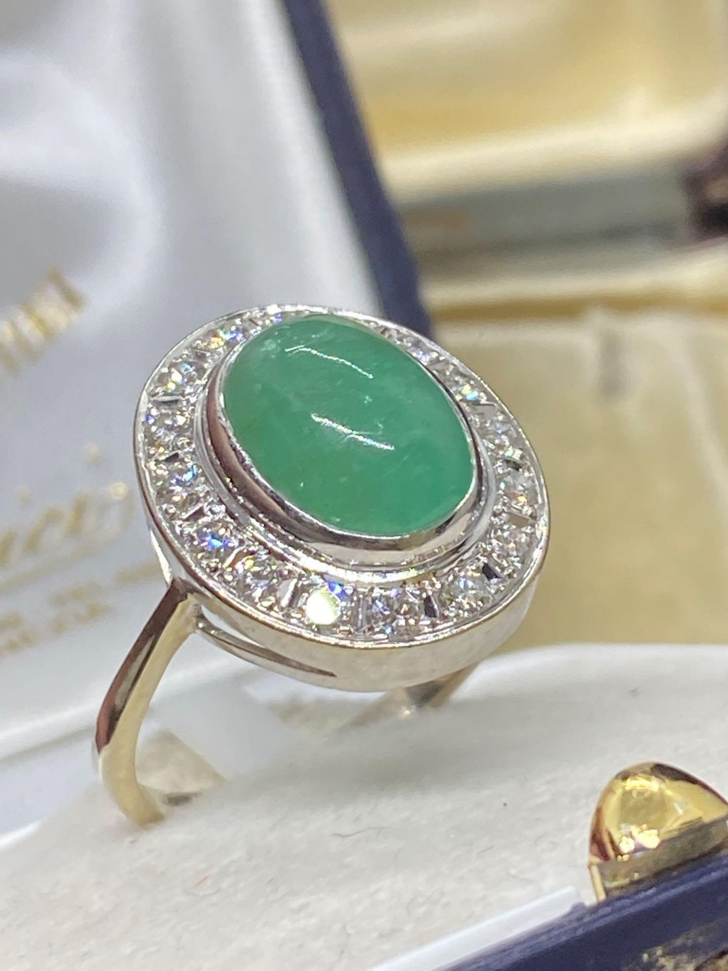 18ct White Gold 4.00ct Cabochon Emerald & 0.80ct H-VS Diamond - 4.3 Grams - Image 2 of 5