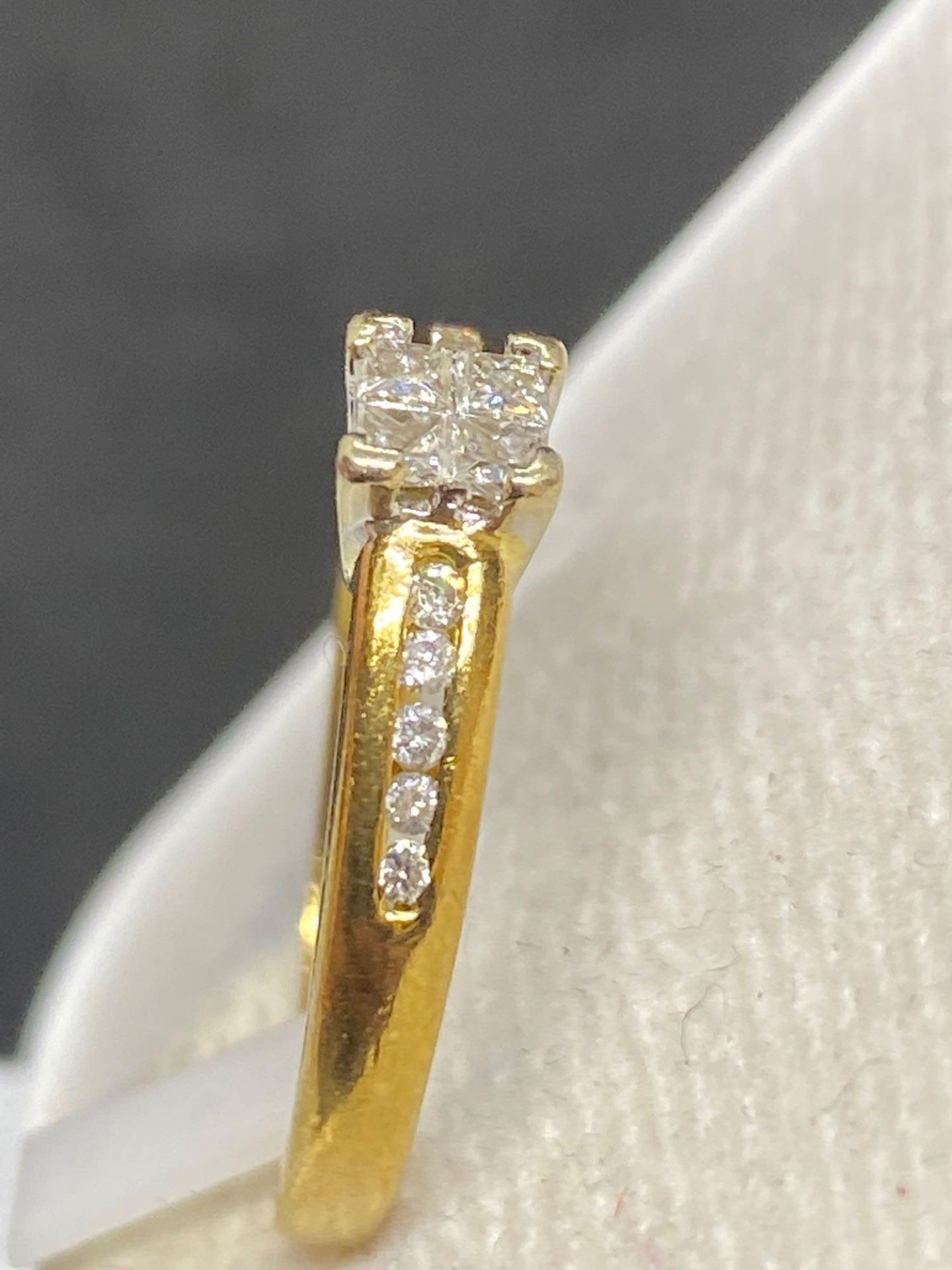 18 carat gold diamond ring set with 0.4 carats of diamonds approximately 3.5g - Approx Size N - Image 2 of 2