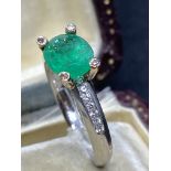 18ct GOLD EMERALD & DIAMOND RING - UNUSUAL DIAMOND SET CLAWS