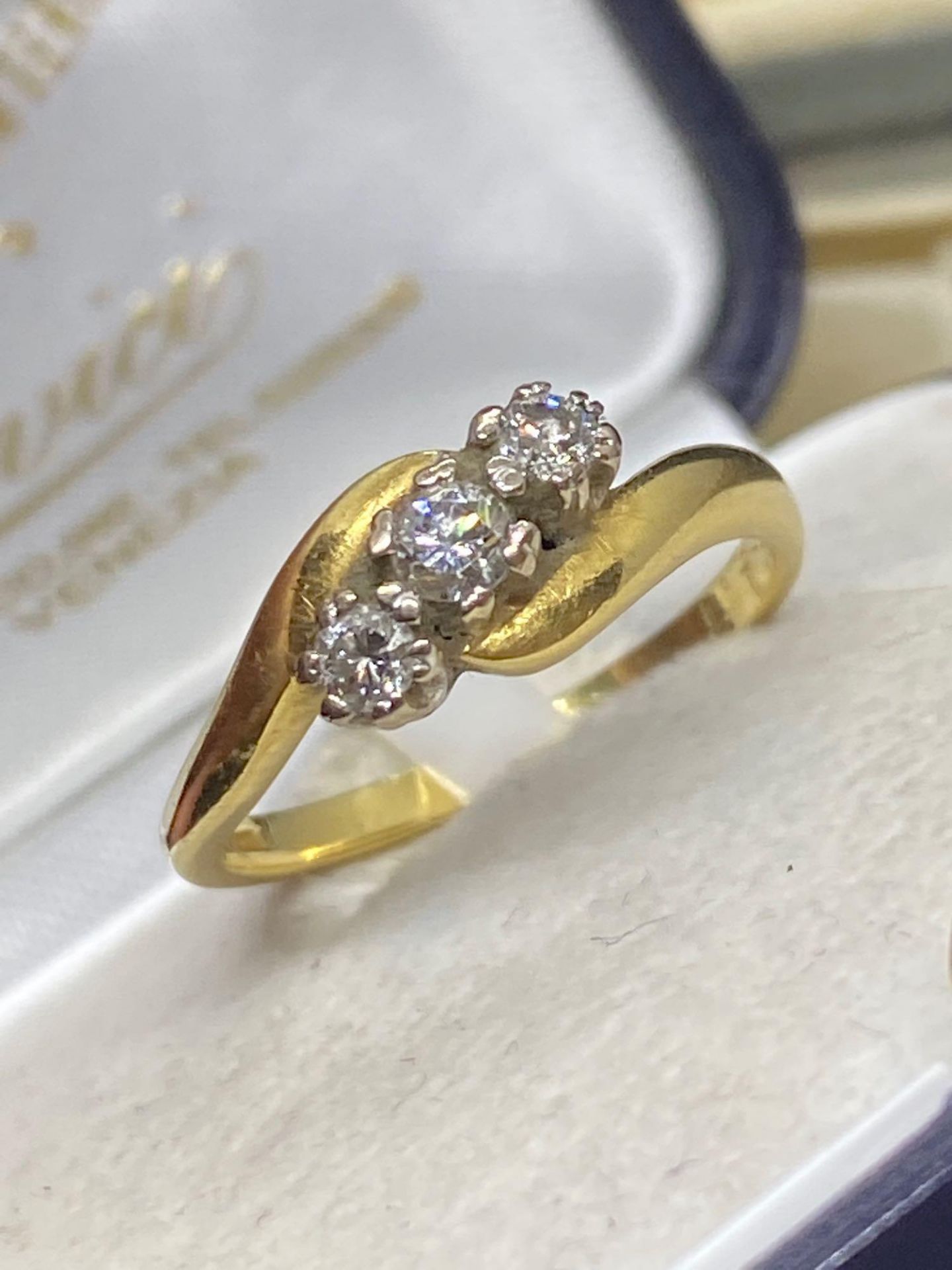 18ct Gold 3 Stone Diamond Ring - G/H-SI Diamonds - 4 Grams - Image 2 of 3