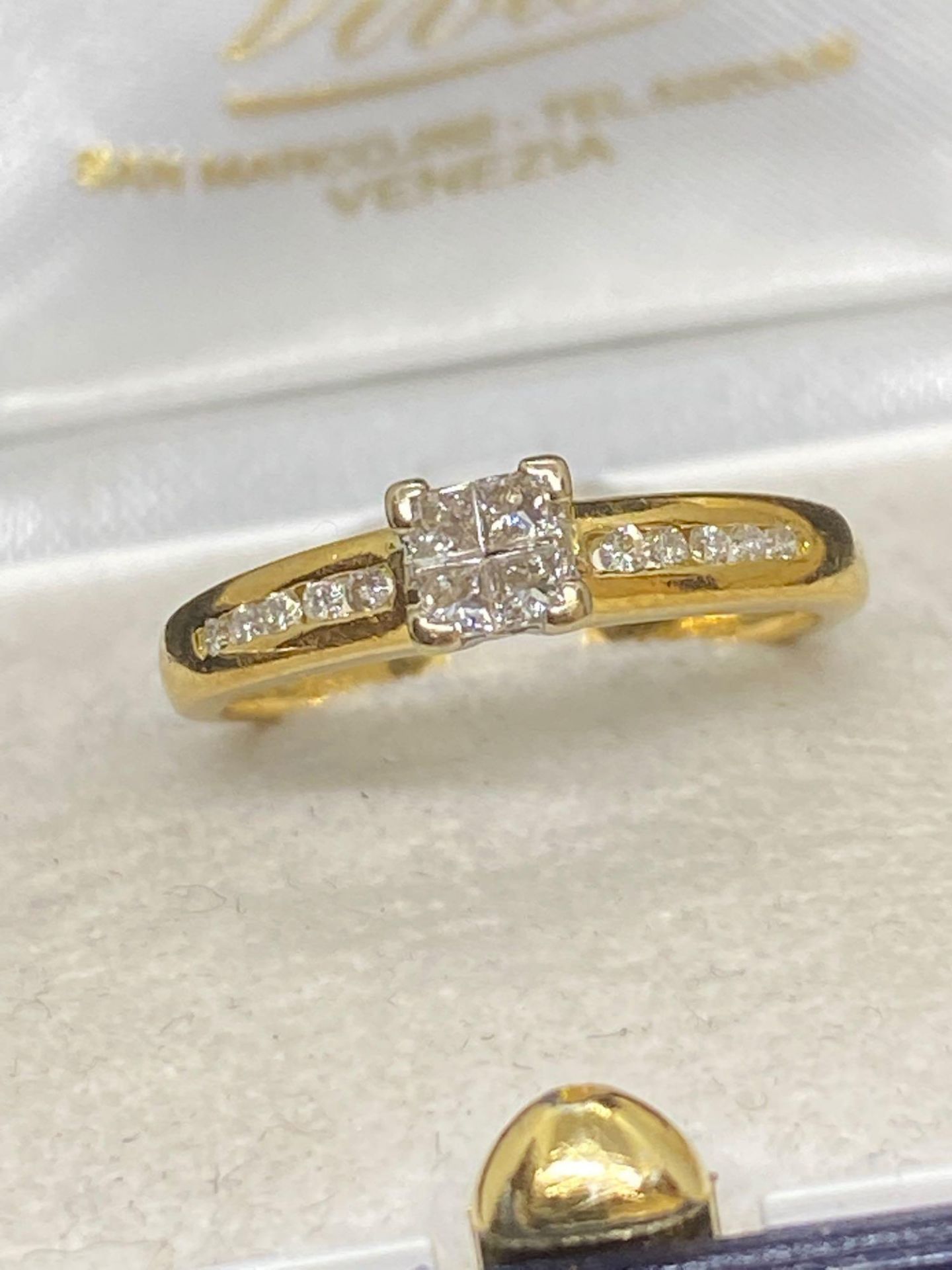 18 carat gold diamond ring set with 0.4 carats of diamonds approximately 3.5g - Approx Size N