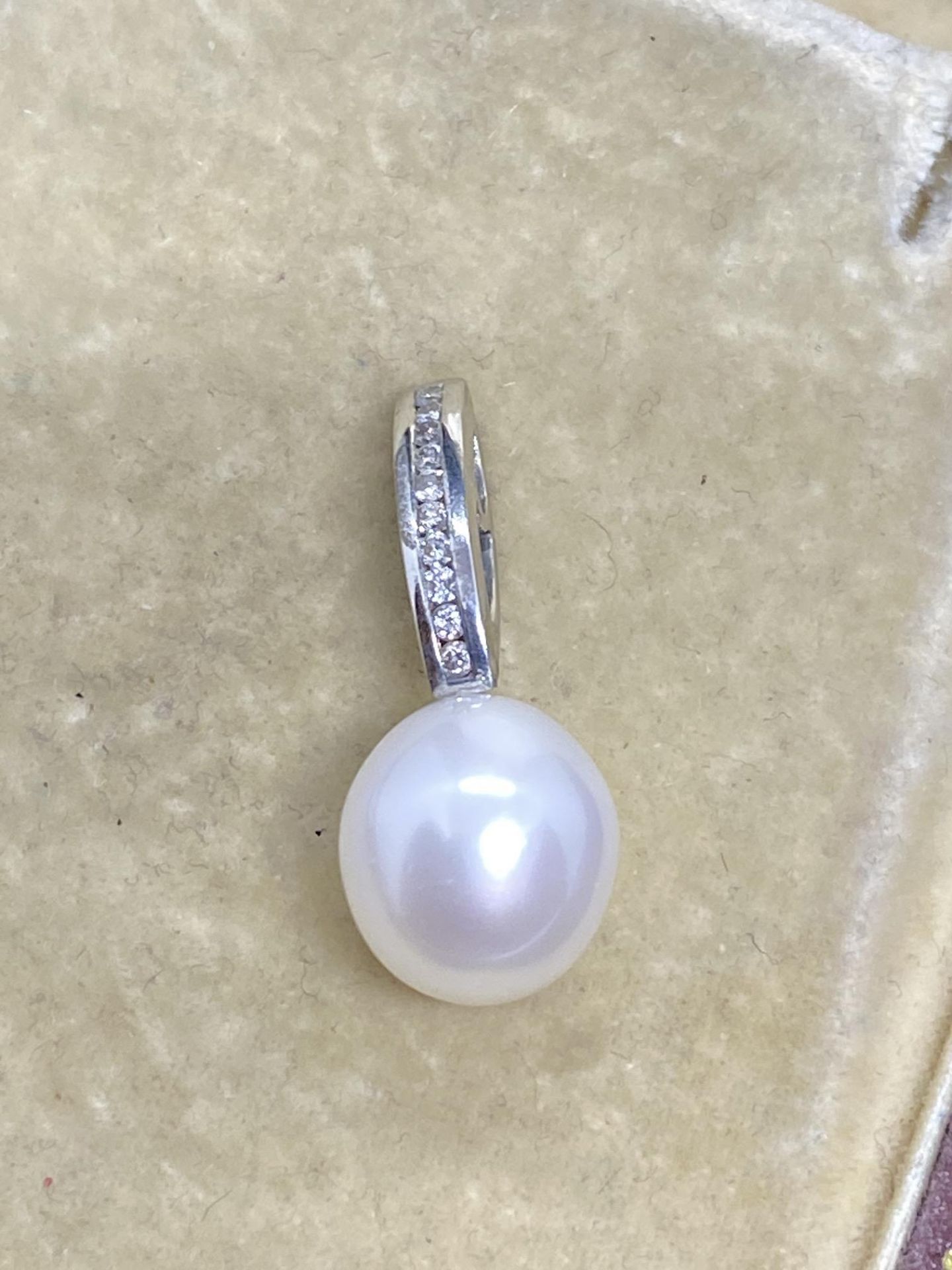 18k White Gold Diamond Set Pearl Pendant - Image 2 of 3