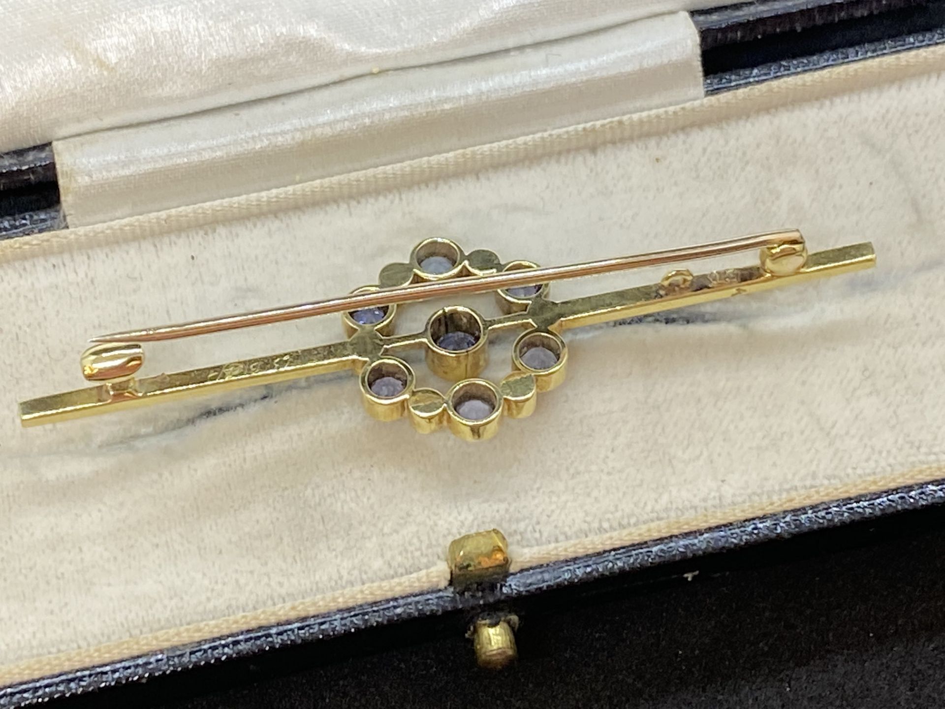 ANTIQUE 15ct GOLD SAPPHIRE & PEARL BROOCH IN OLD BOX INC - Image 5 of 5