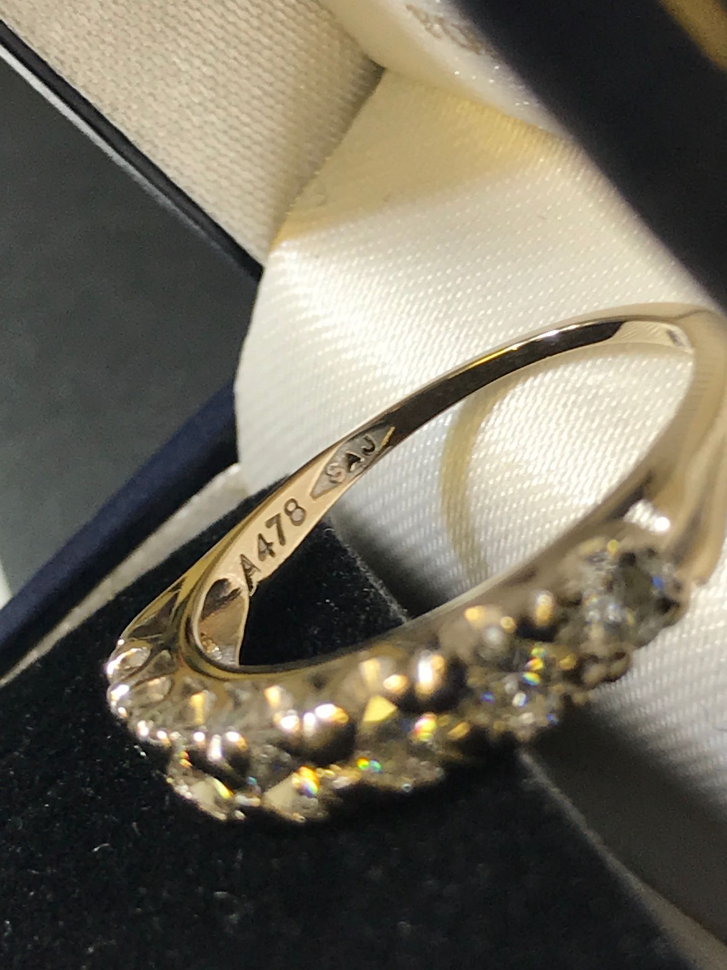 STUNNING 18ct Gold 1.1ct VS/ SI 7-Stone Half Eternity Diamond Ring - Image 3 of 4