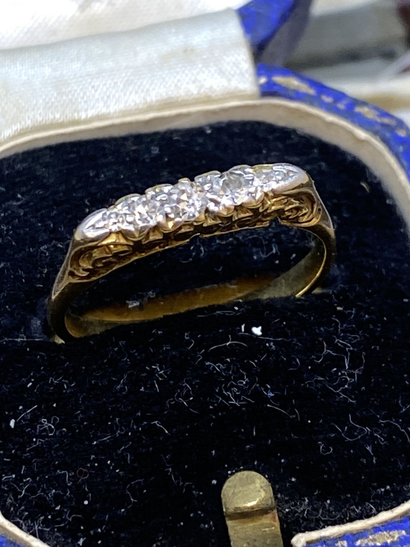 ANTIQUE 18ct GOLD 5 STONE DIAMOND RING - Image 4 of 5