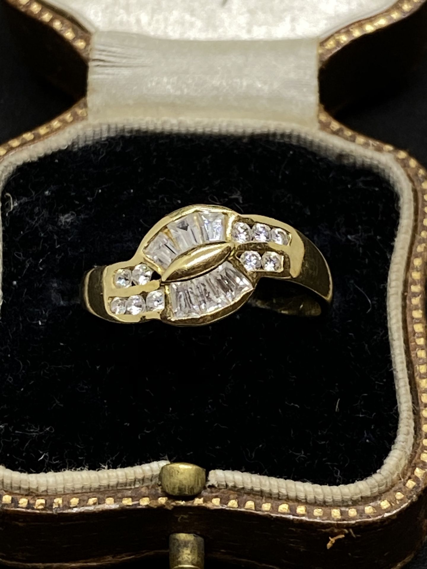 18ct Gold White Stone Set Ring