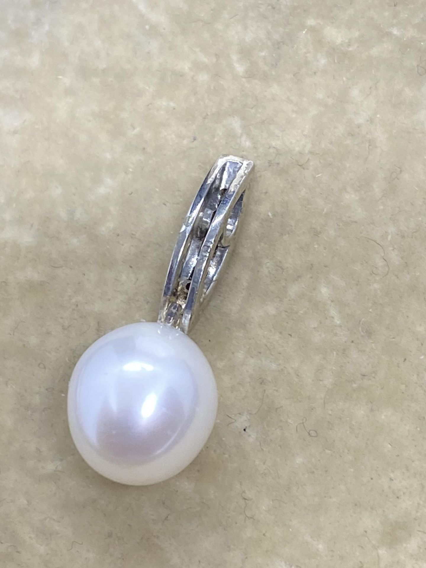 18k White Gold Diamond Set Pearl Pendant - Image 3 of 3