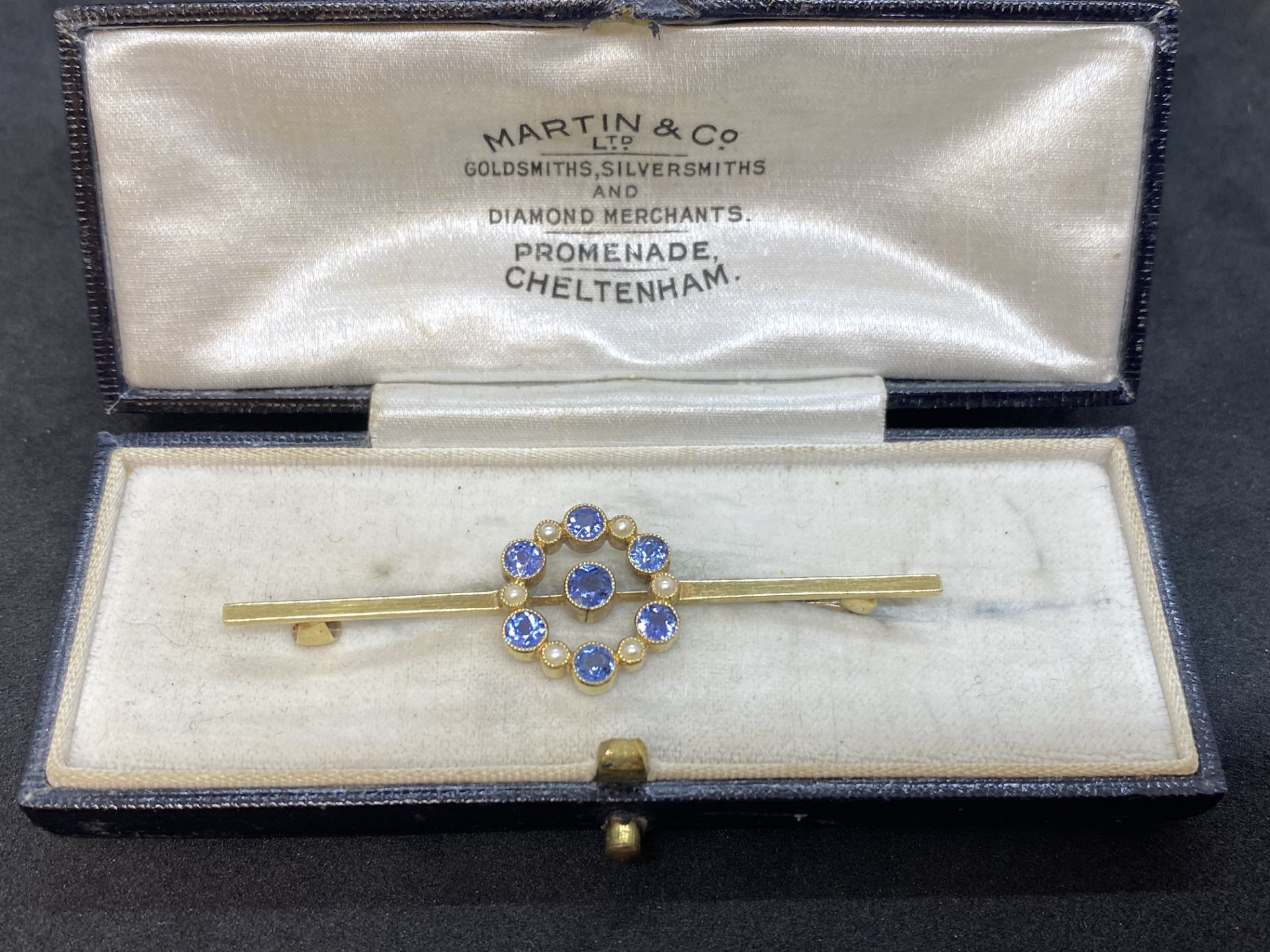 ANTIQUE 15ct GOLD SAPPHIRE & PEARL BROOCH IN OLD BOX INC - Image 3 of 5