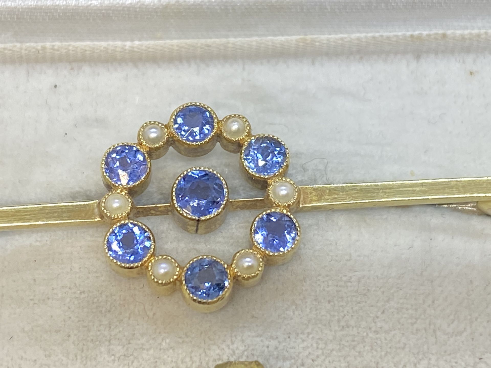 ANTIQUE 15ct GOLD SAPPHIRE & PEARL BROOCH IN OLD BOX INC - Image 2 of 5