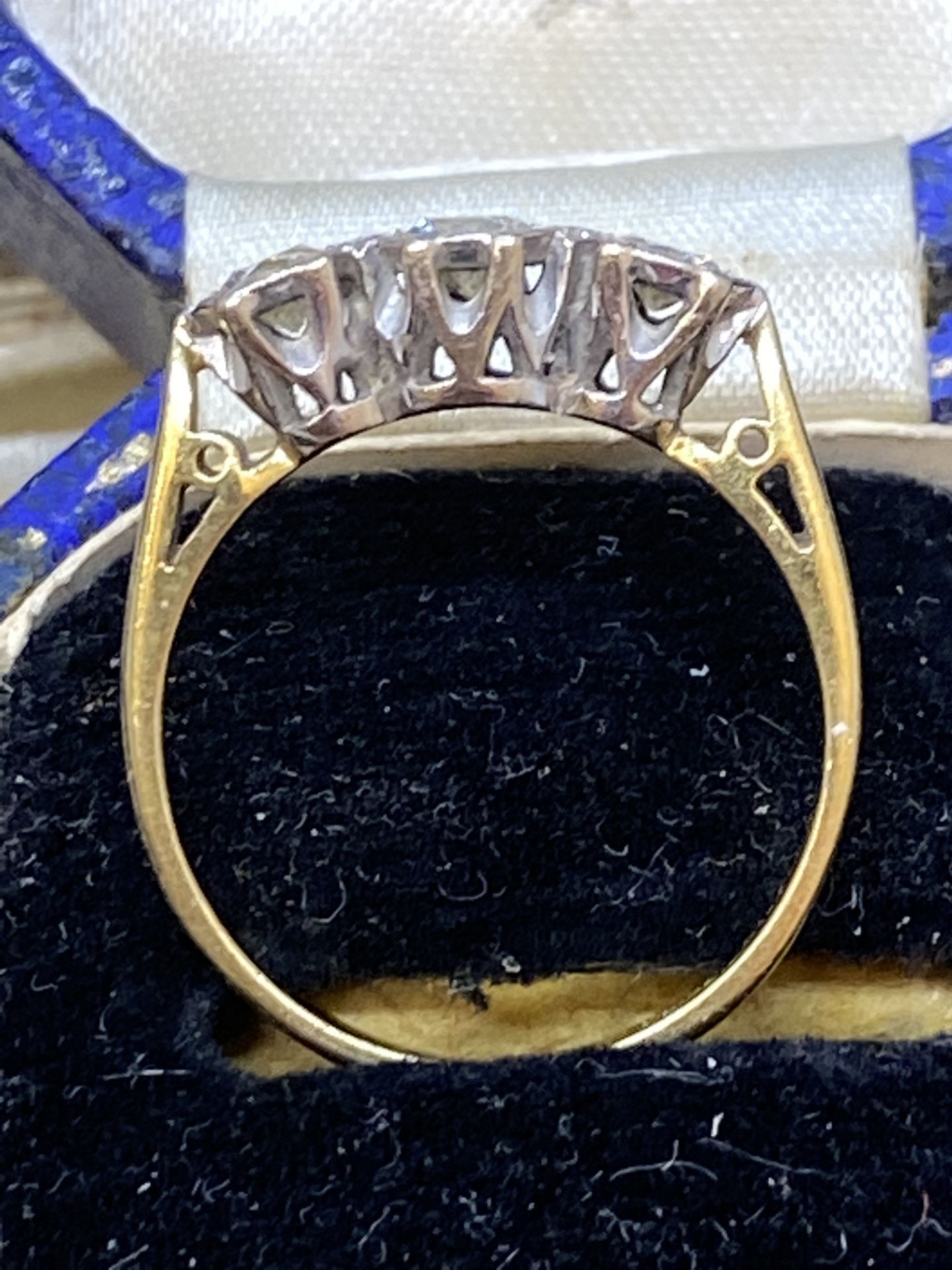 ANTIQUE 18ct GOLD 3 STONE DIAMOND RING - Image 3 of 5