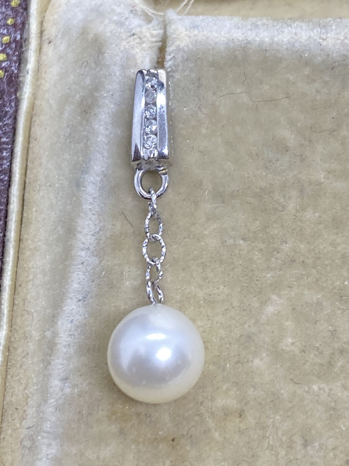 9ct White Gold Channel Set Diamond & Pearl Earrings - Image 3 of 6