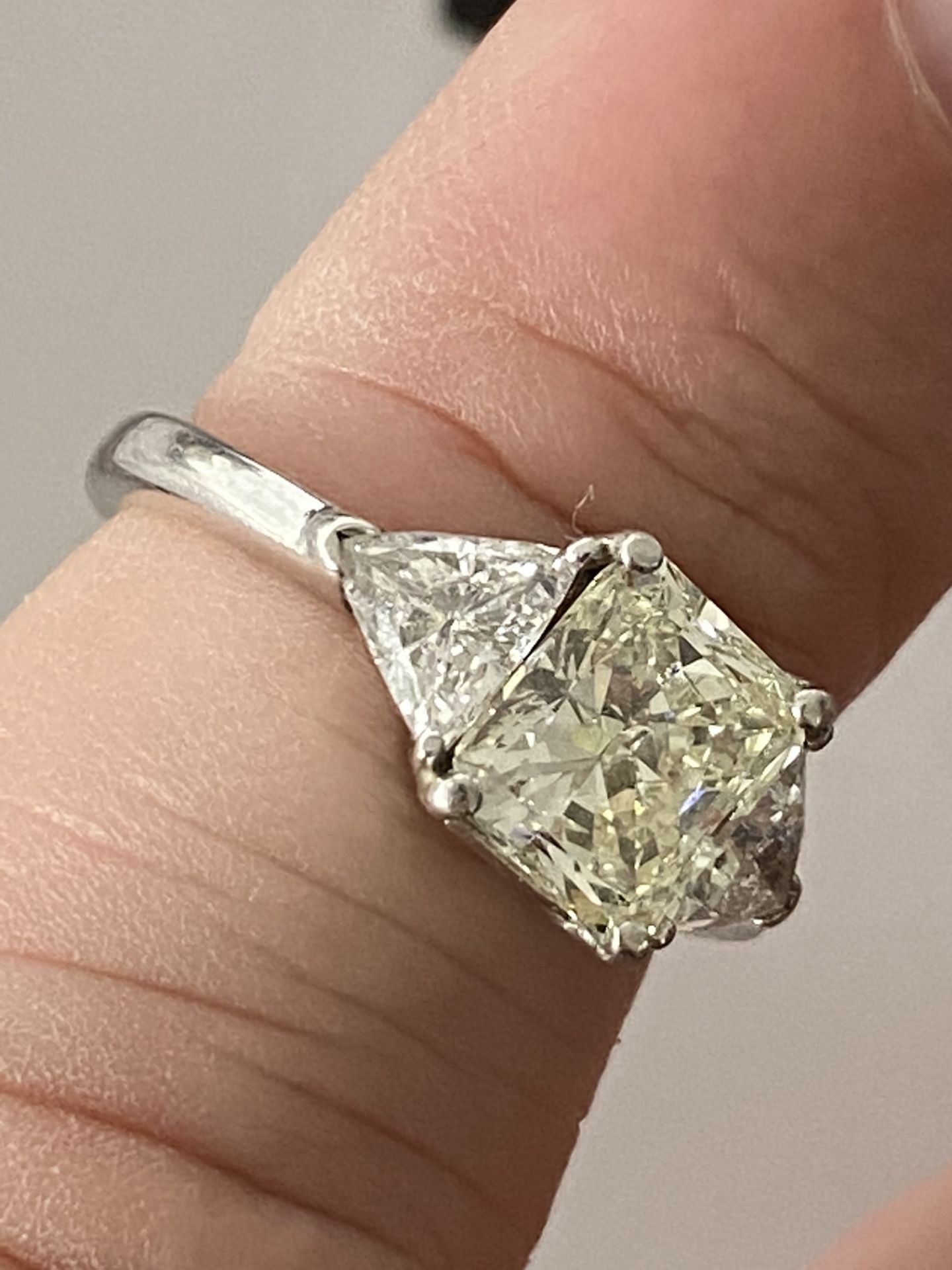 FINE 2.30ct 3 STONE DIAMOND RING - 1.55ct CENTRE DIAMOND WITH 0.75ct OUTER DIAMONDS - Image 17 of 18