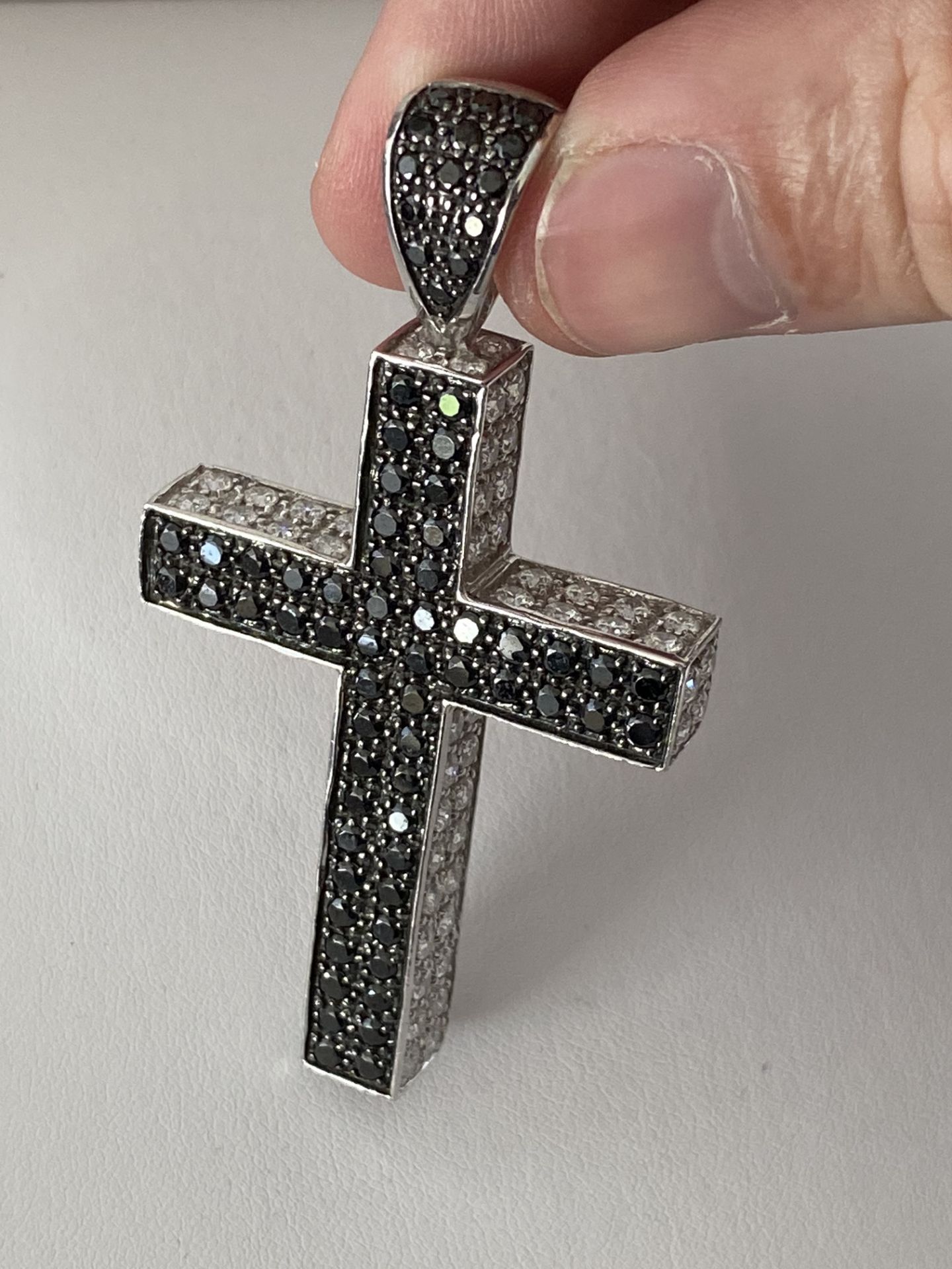 LARGE 3" 18ct WHITE GOLD 3.00ct BLACK & WHITE DIAMOND SET CROSS - Image 10 of 10