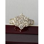 18ct GOLD 2.00ct DIAMOND FLOWER RING