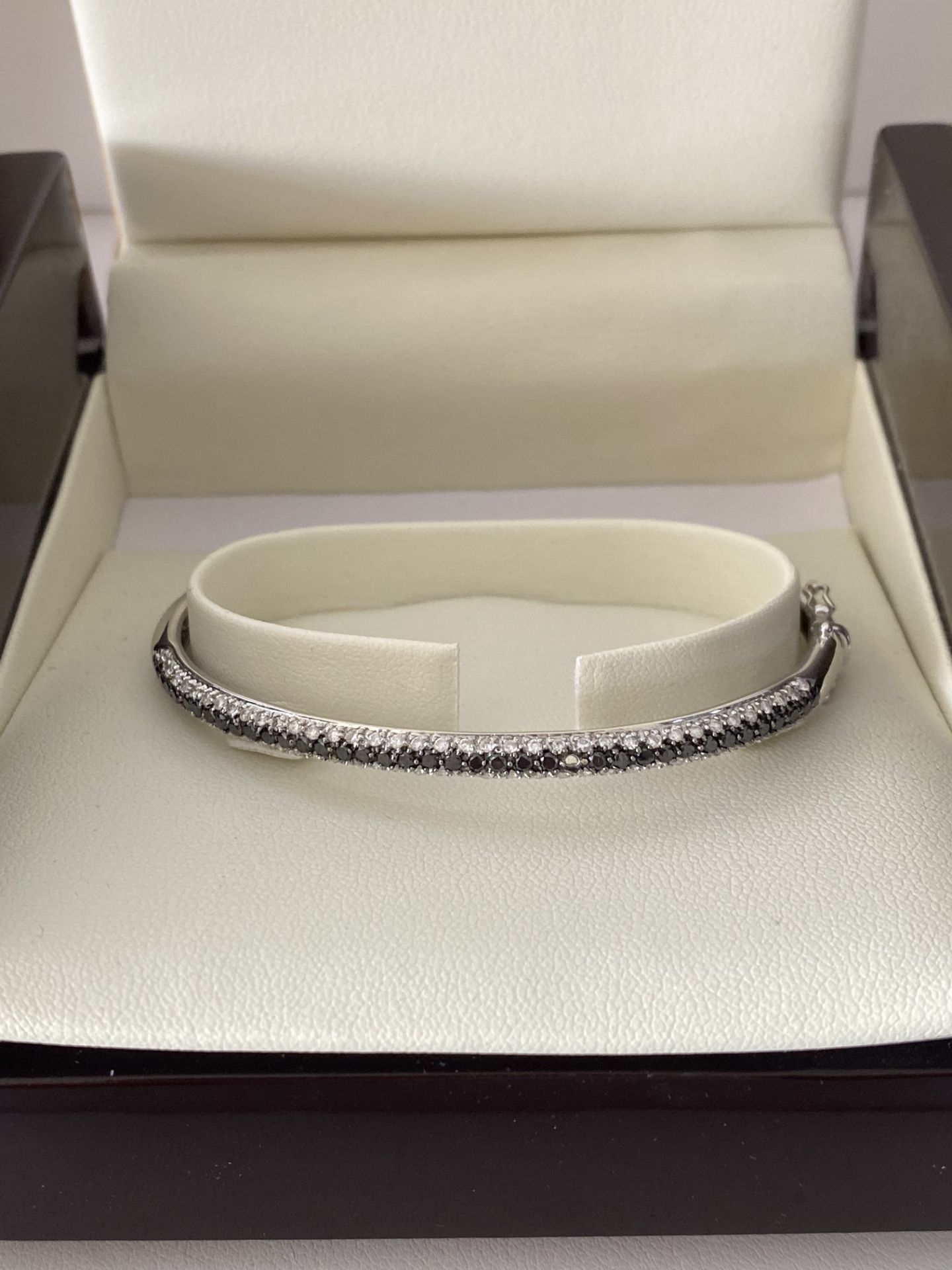 18ct WHITE GOLD BLACK & WHITE DIAMOND SET HINGED BANGLE - Image 5 of 7