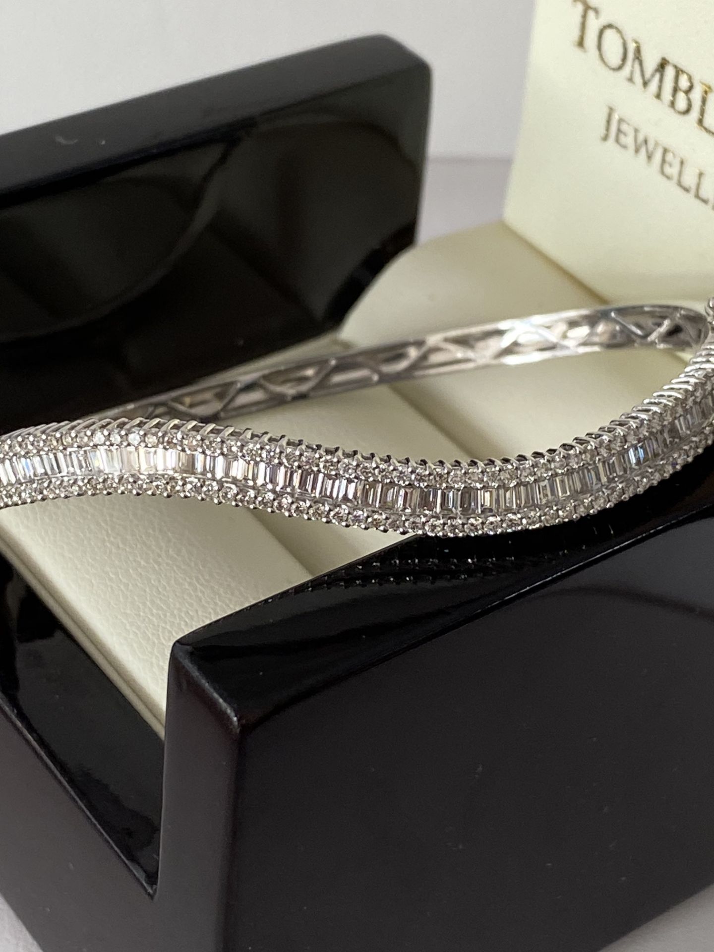 18ct WHITE GOLD 2.00ct DIAMOND SET TWIST HINGED BANGLE