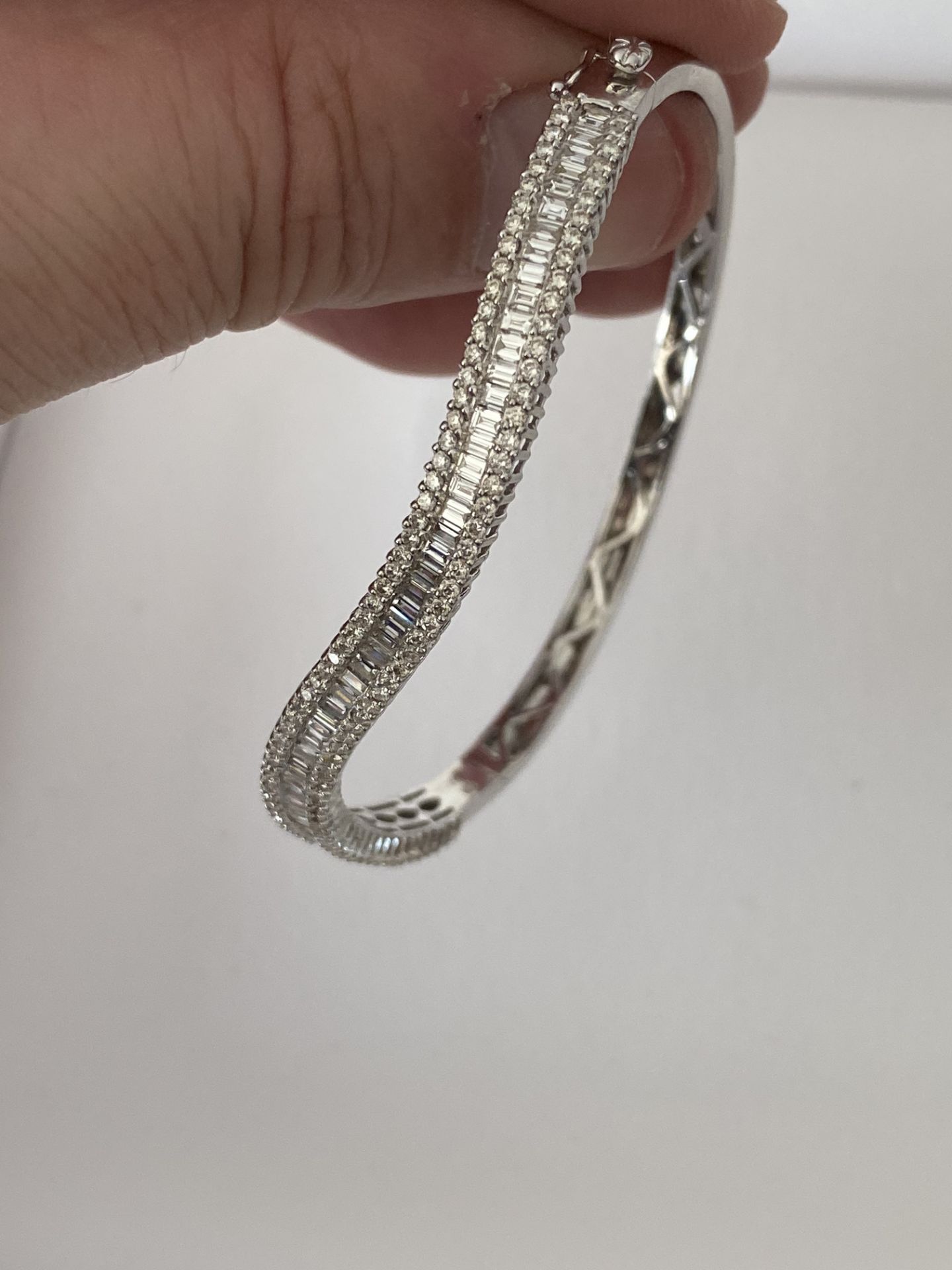 18ct WHITE GOLD 2.00ct DIAMOND SET TWIST HINGED BANGLE - Image 15 of 15