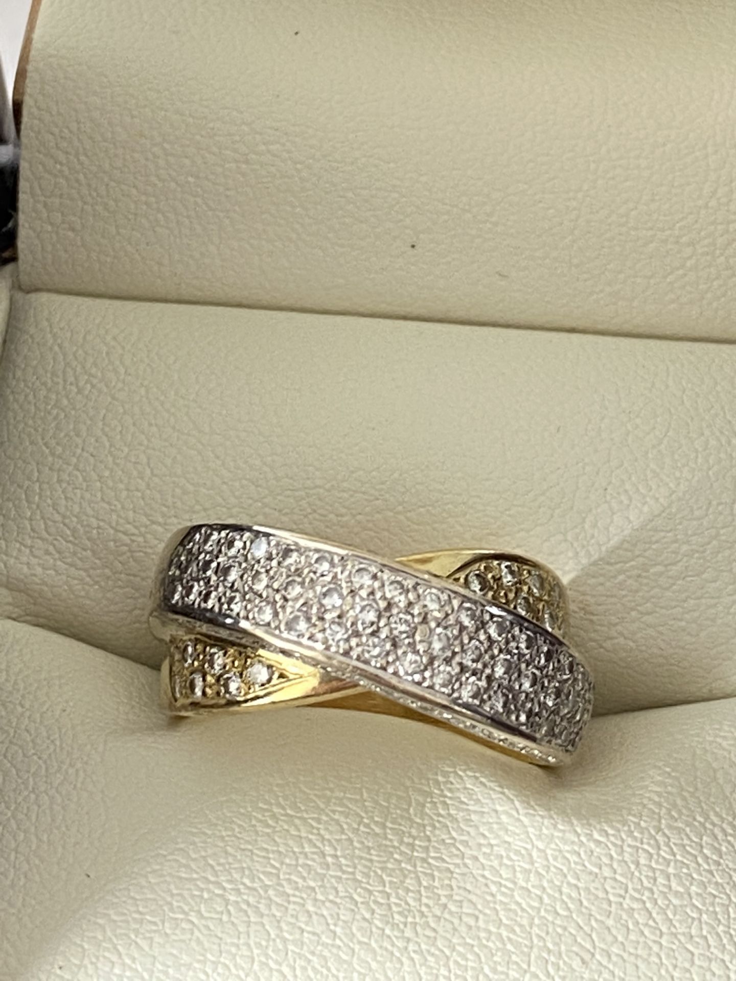 18ct GOLD 1.00ct DIAMOND CROSSOVER RING - Image 2 of 5