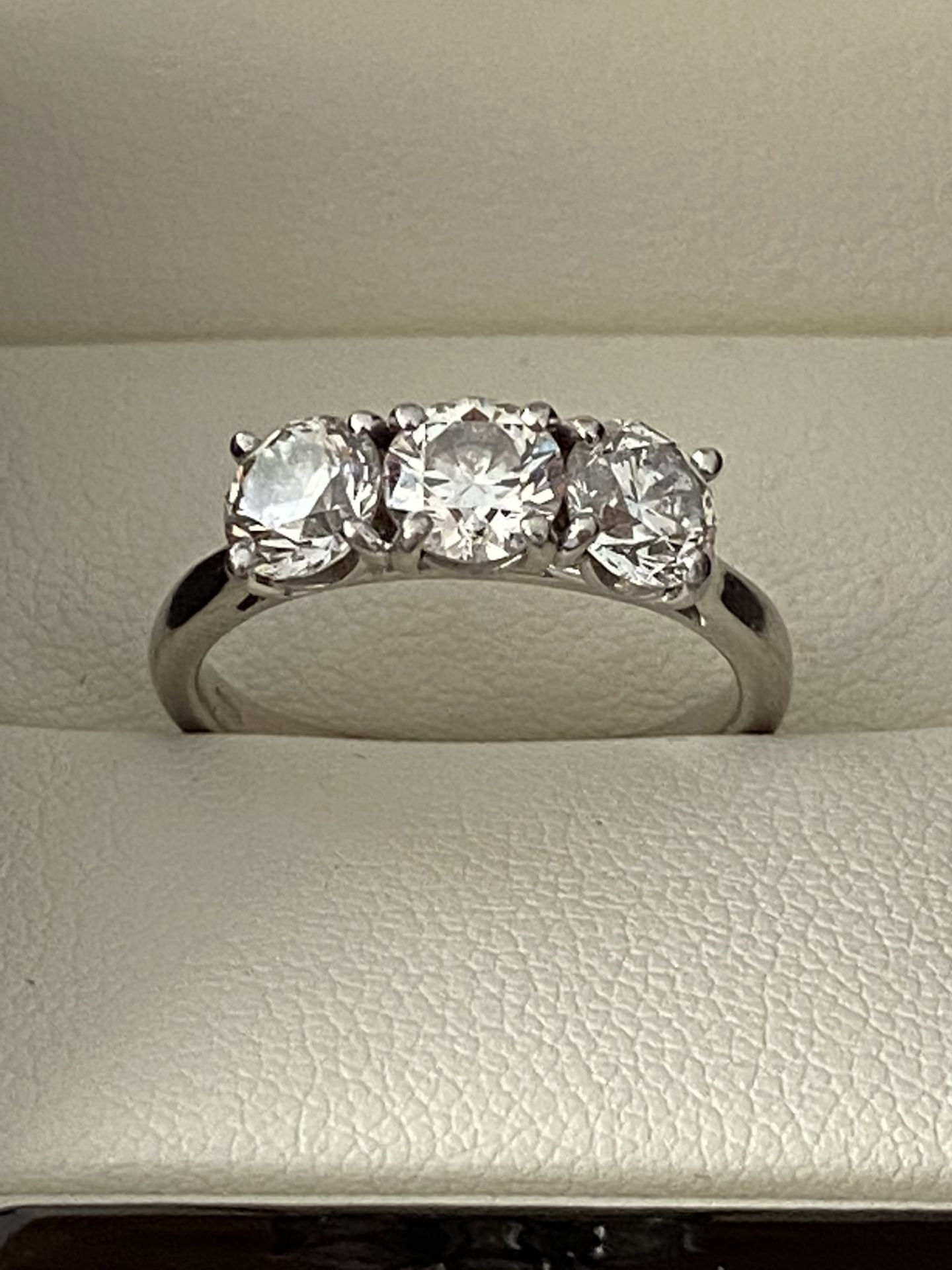 2.00ct 3 x STONE DIAMOND RING SET IN PLATINUM 950 - Image 4 of 9