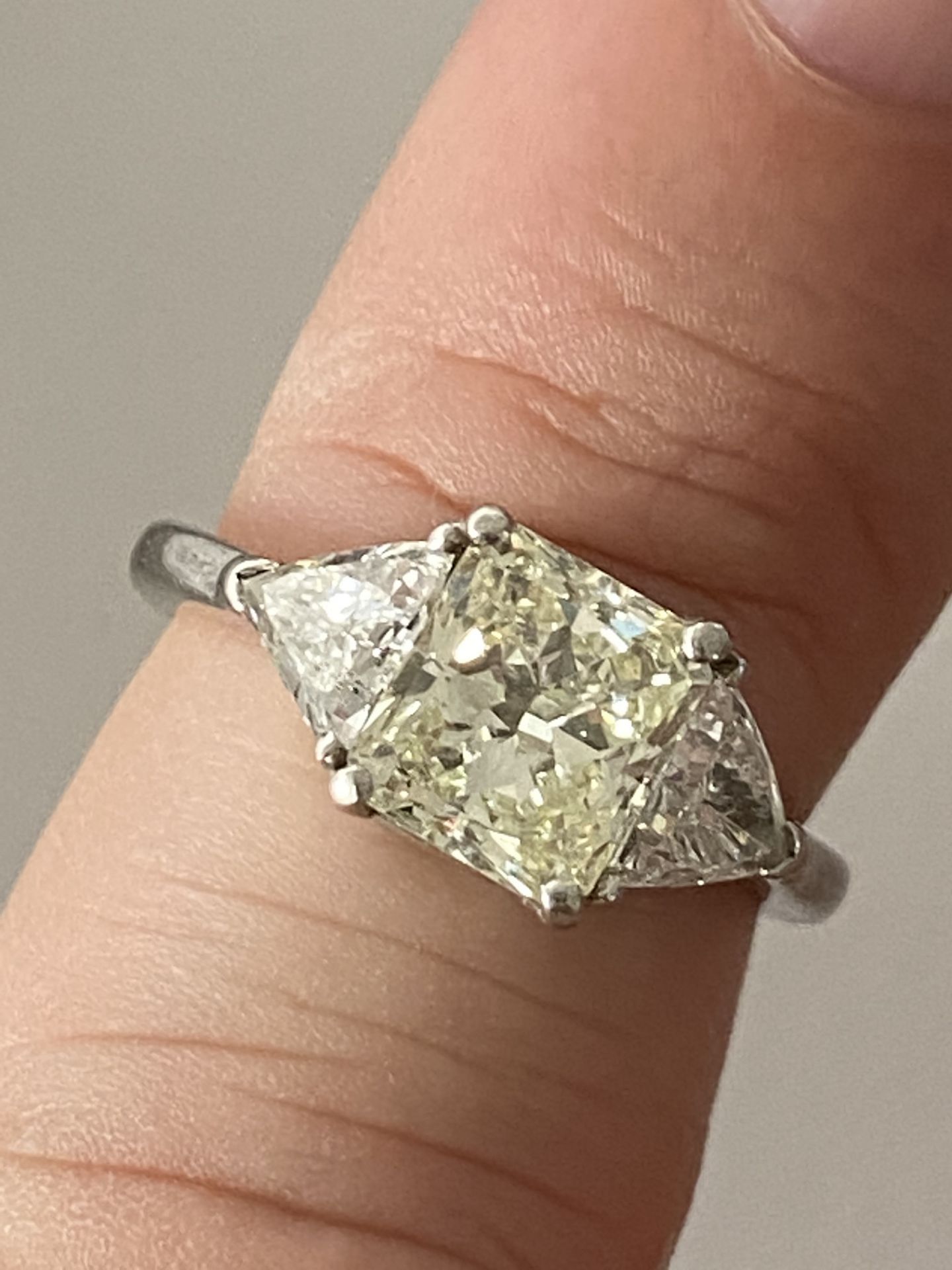 FINE 2.30ct 3 STONE DIAMOND RING - 1.55ct CENTRE DIAMOND WITH 0.75ct OUTER DIAMONDS - Image 15 of 18