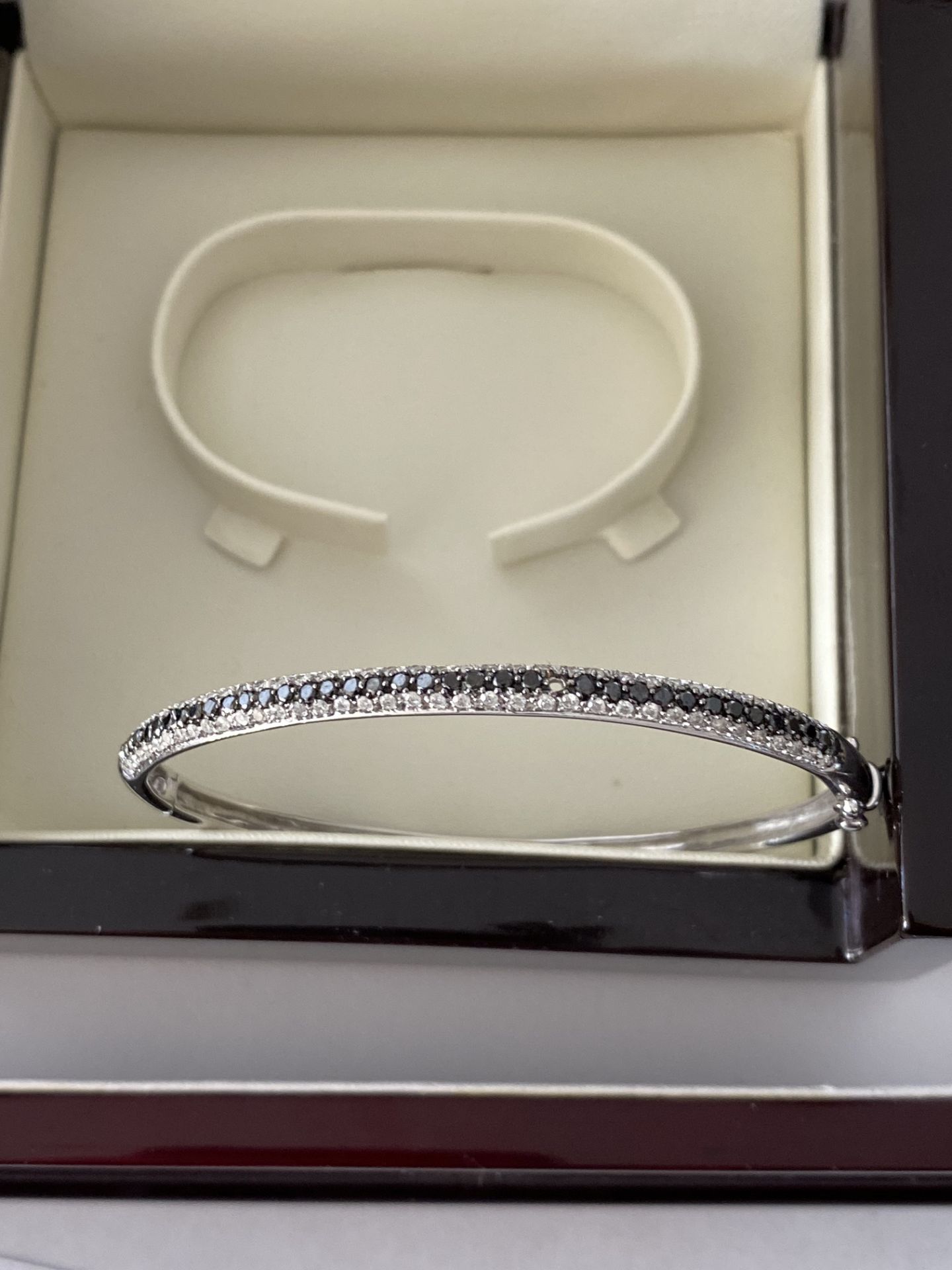 18ct WHITE GOLD BLACK & WHITE DIAMOND SET HINGED BANGLE - Image 4 of 7