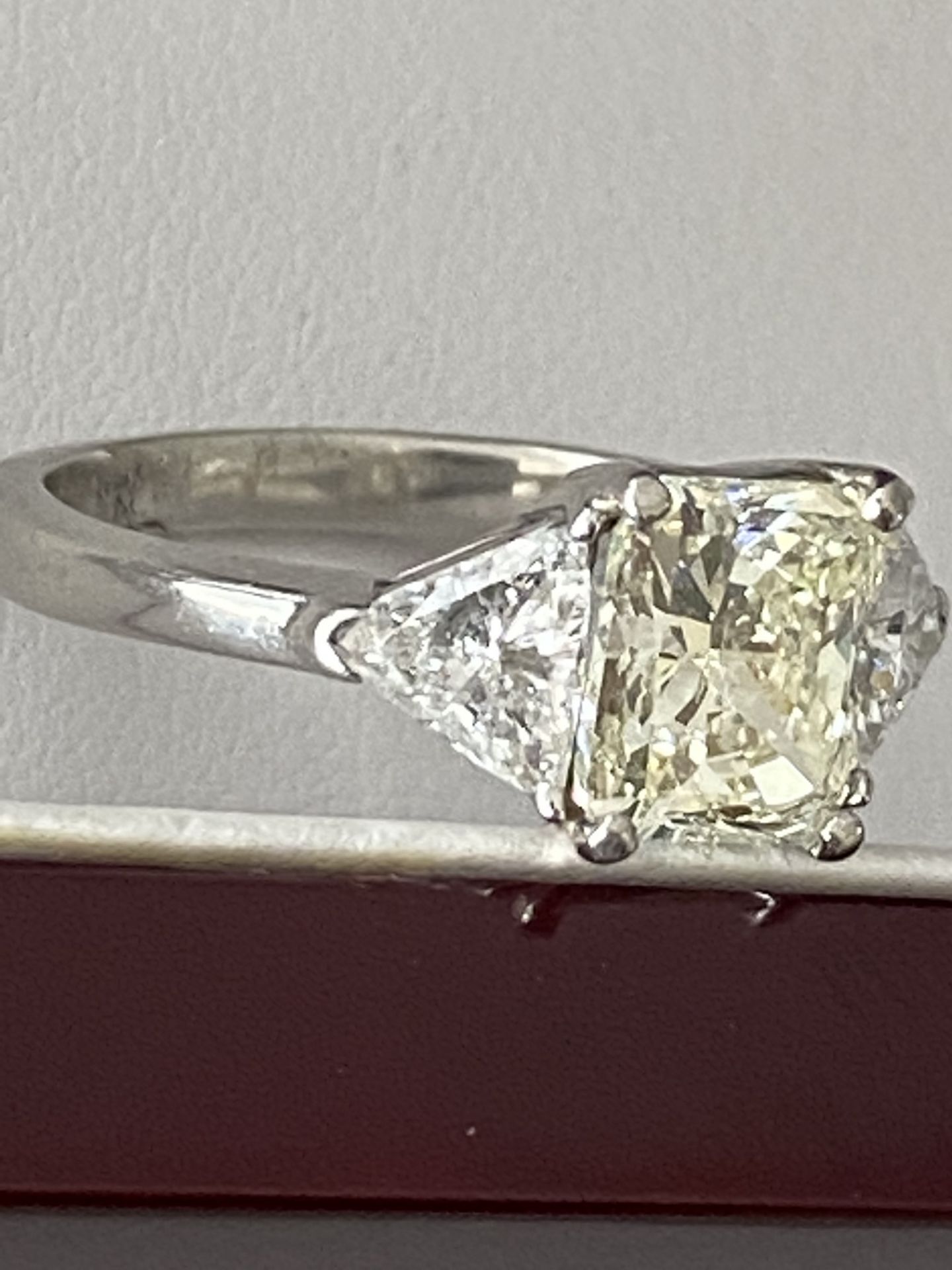 FINE 2.30ct 3 STONE DIAMOND RING - 1.55ct CENTRE DIAMOND WITH 0.75ct OUTER DIAMONDS - Image 5 of 18