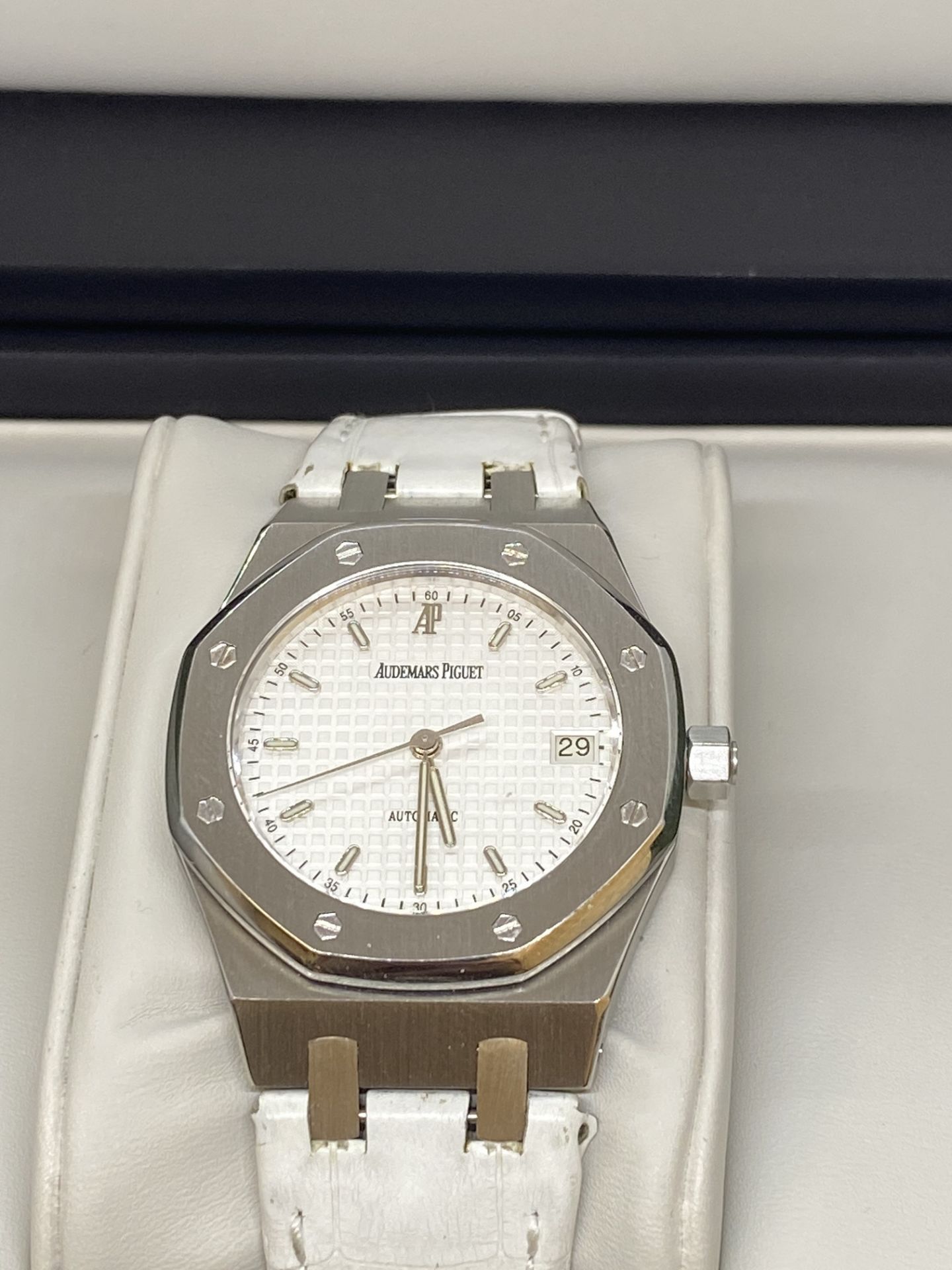 37mm AUDEMARS PIGUET ROYAL OAK PICTET & CIE LTD WATCH WITH BOX - Image 3 of 14