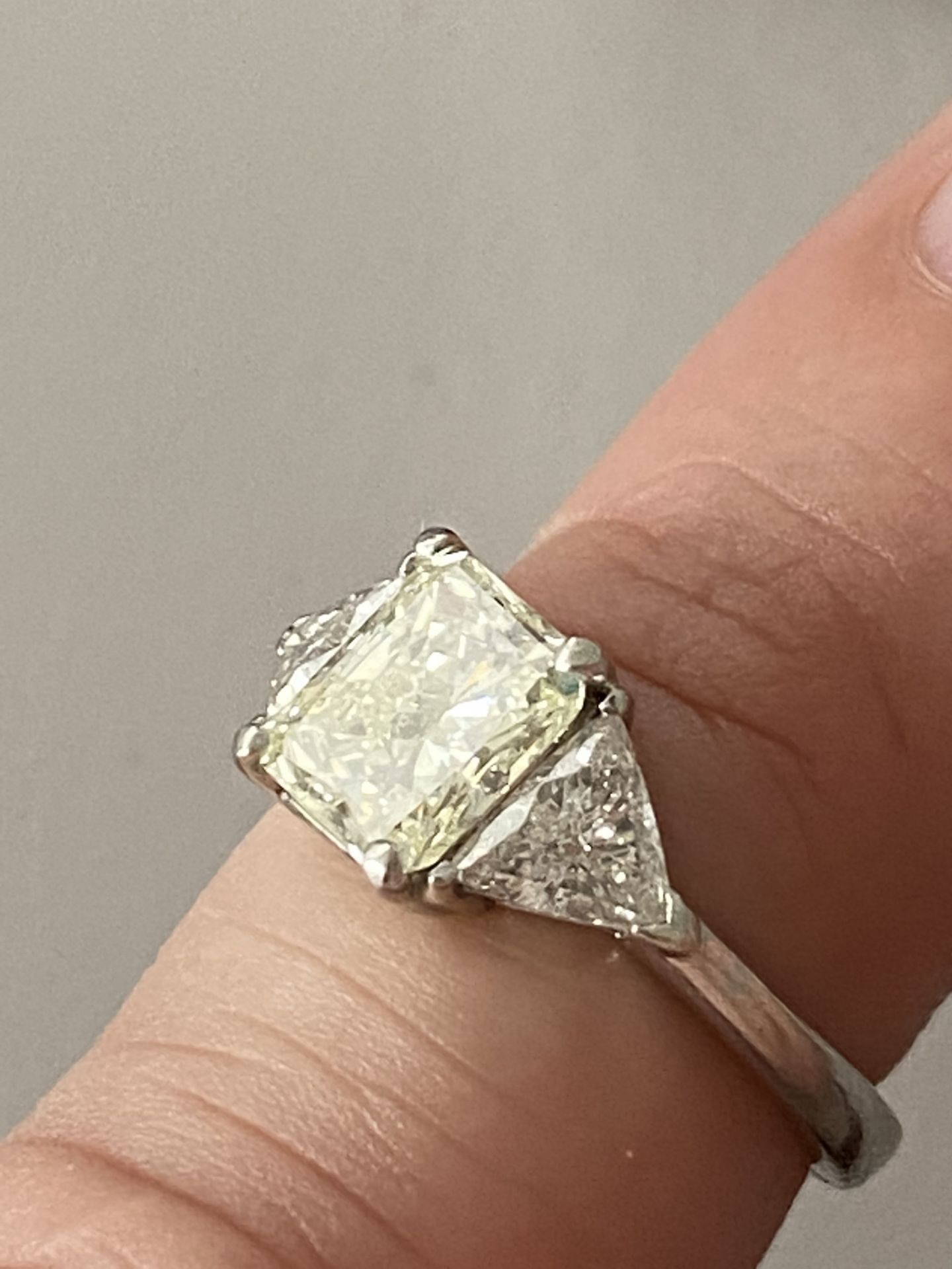 FINE 2.30ct 3 STONE DIAMOND RING - 1.55ct CENTRE DIAMOND WITH 0.75ct OUTER DIAMONDS - Image 16 of 18