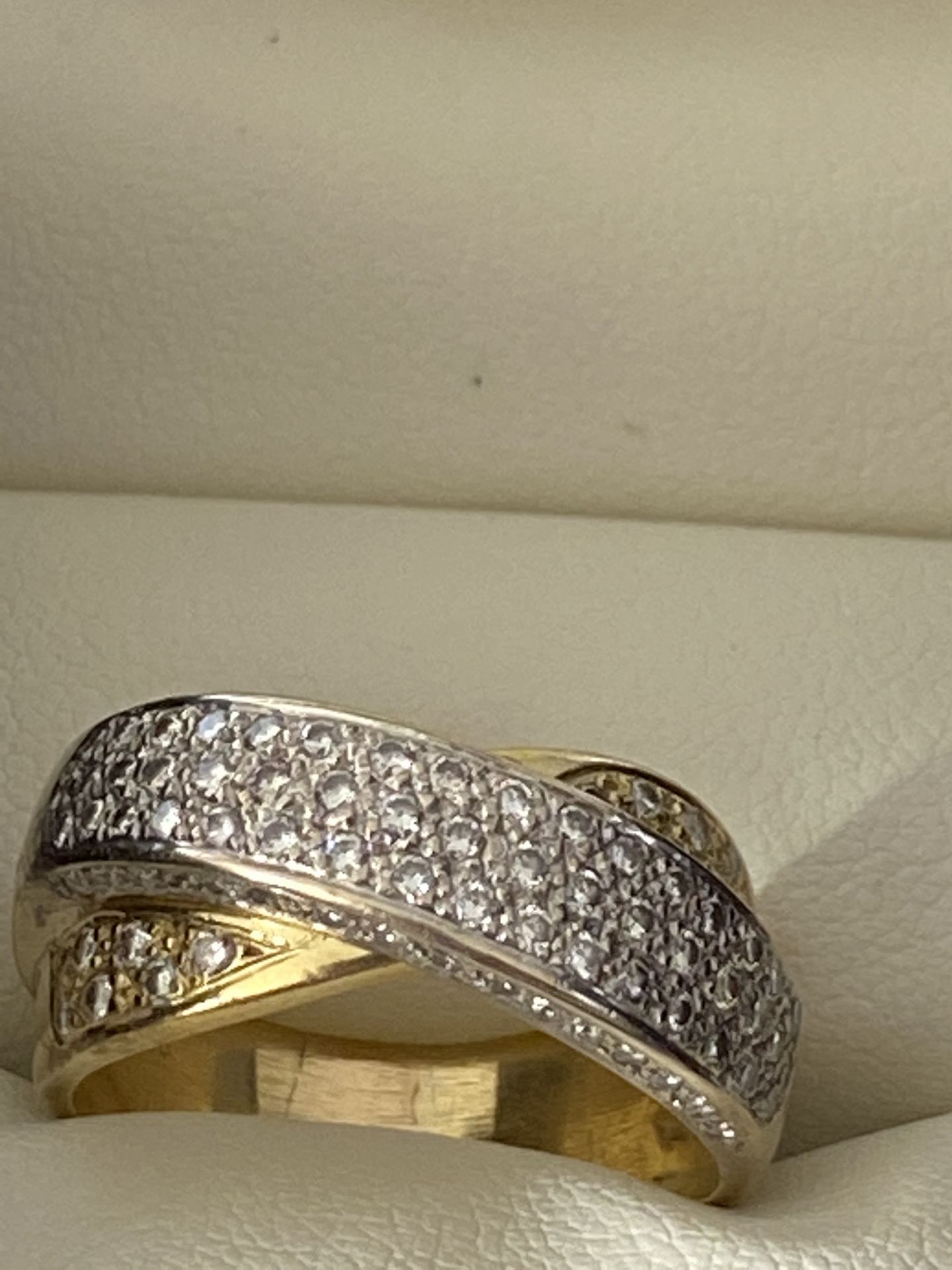 18ct GOLD 1.00ct DIAMOND CROSSOVER RING - Image 4 of 5