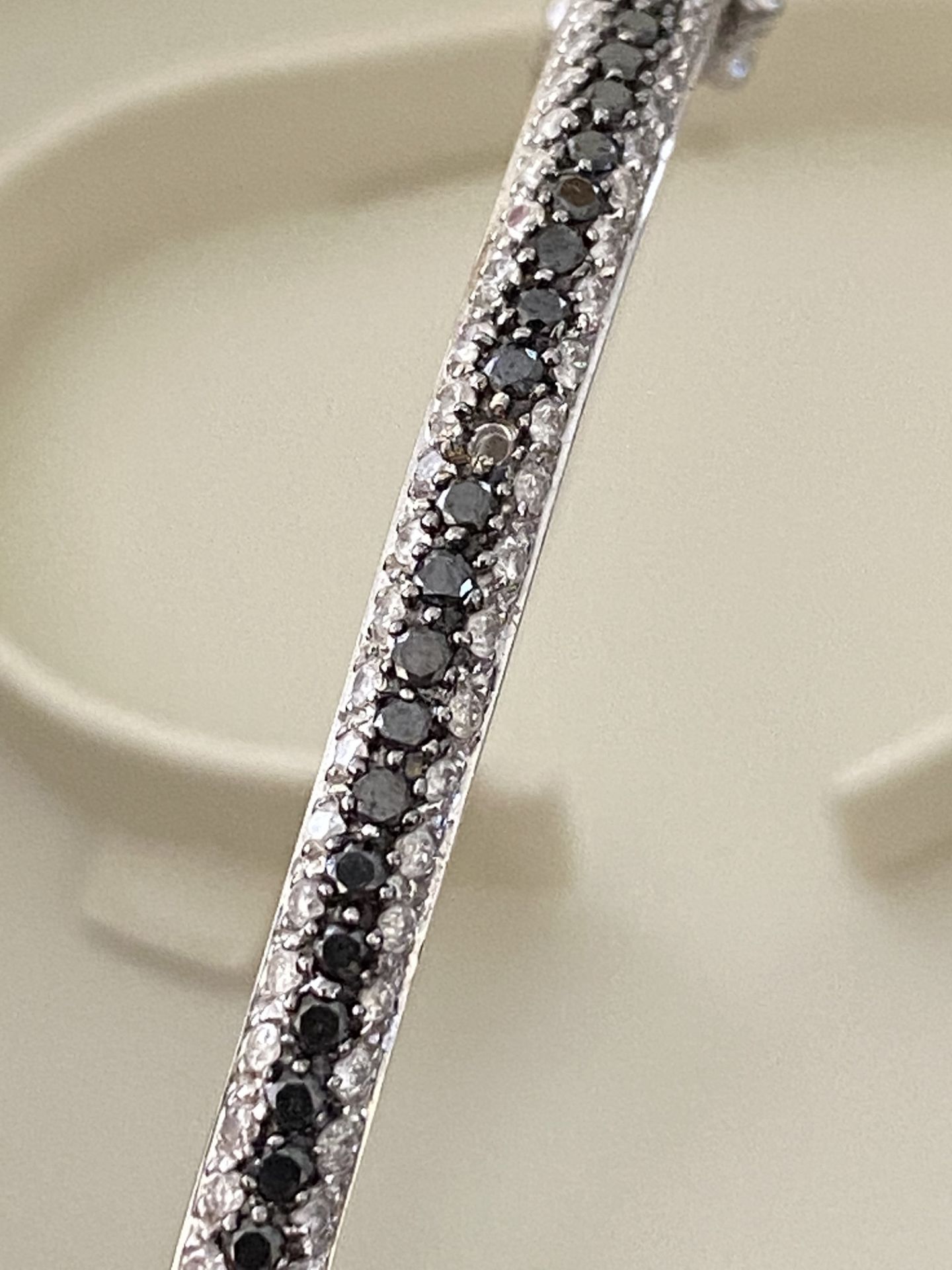 18ct WHITE GOLD BLACK & WHITE DIAMOND SET HINGED BANGLE - Image 2 of 7