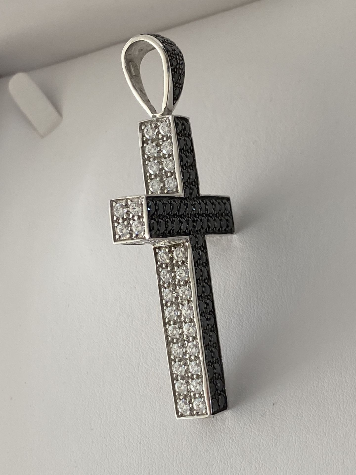 LARGE 3" 18ct WHITE GOLD 3.00ct BLACK & WHITE DIAMOND SET CROSS - Image 2 of 10