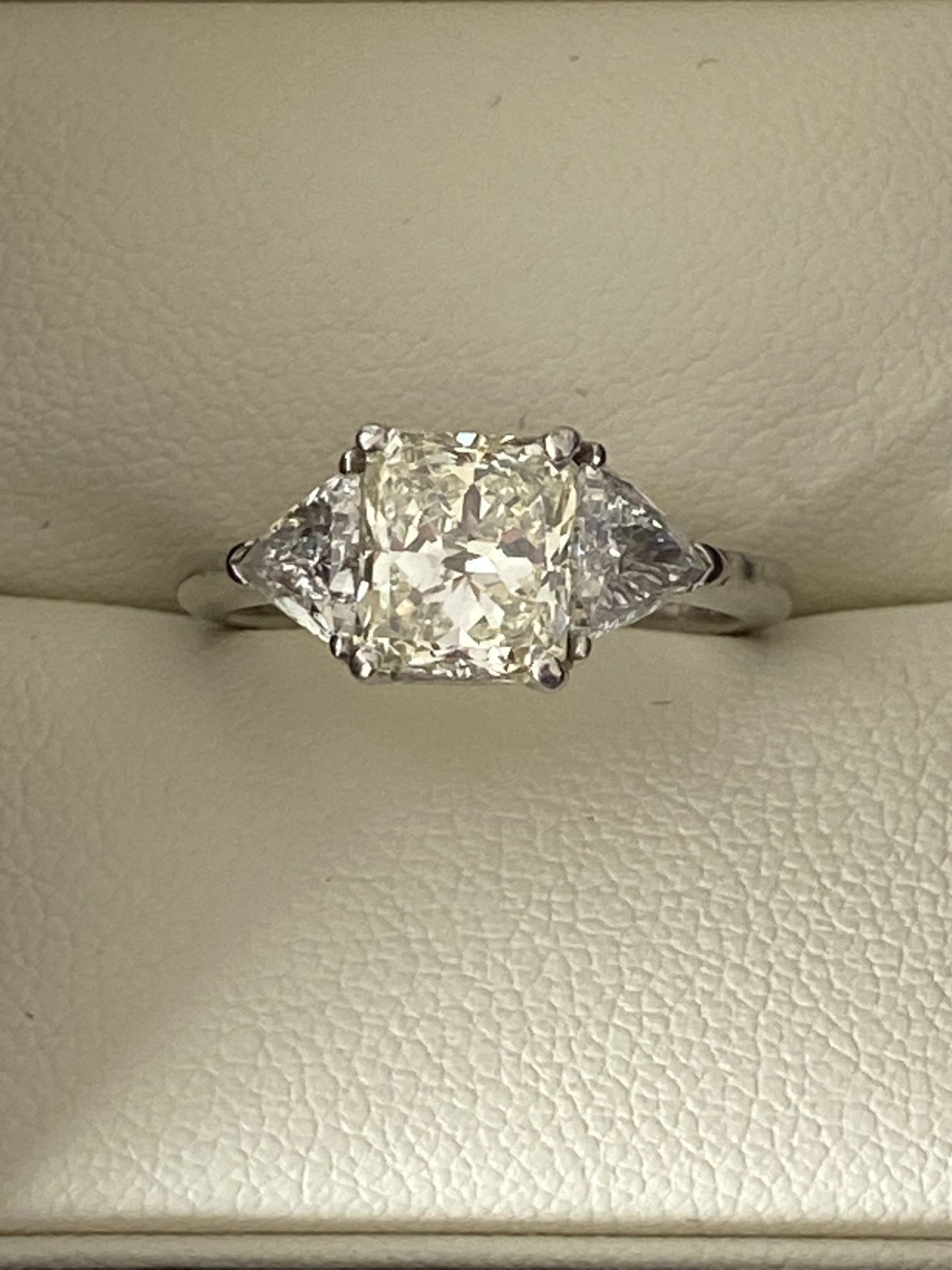 FINE 2.30ct 3 STONE DIAMOND RING - 1.55ct CENTRE DIAMOND WITH 0.75ct OUTER DIAMONDS - Image 3 of 18
