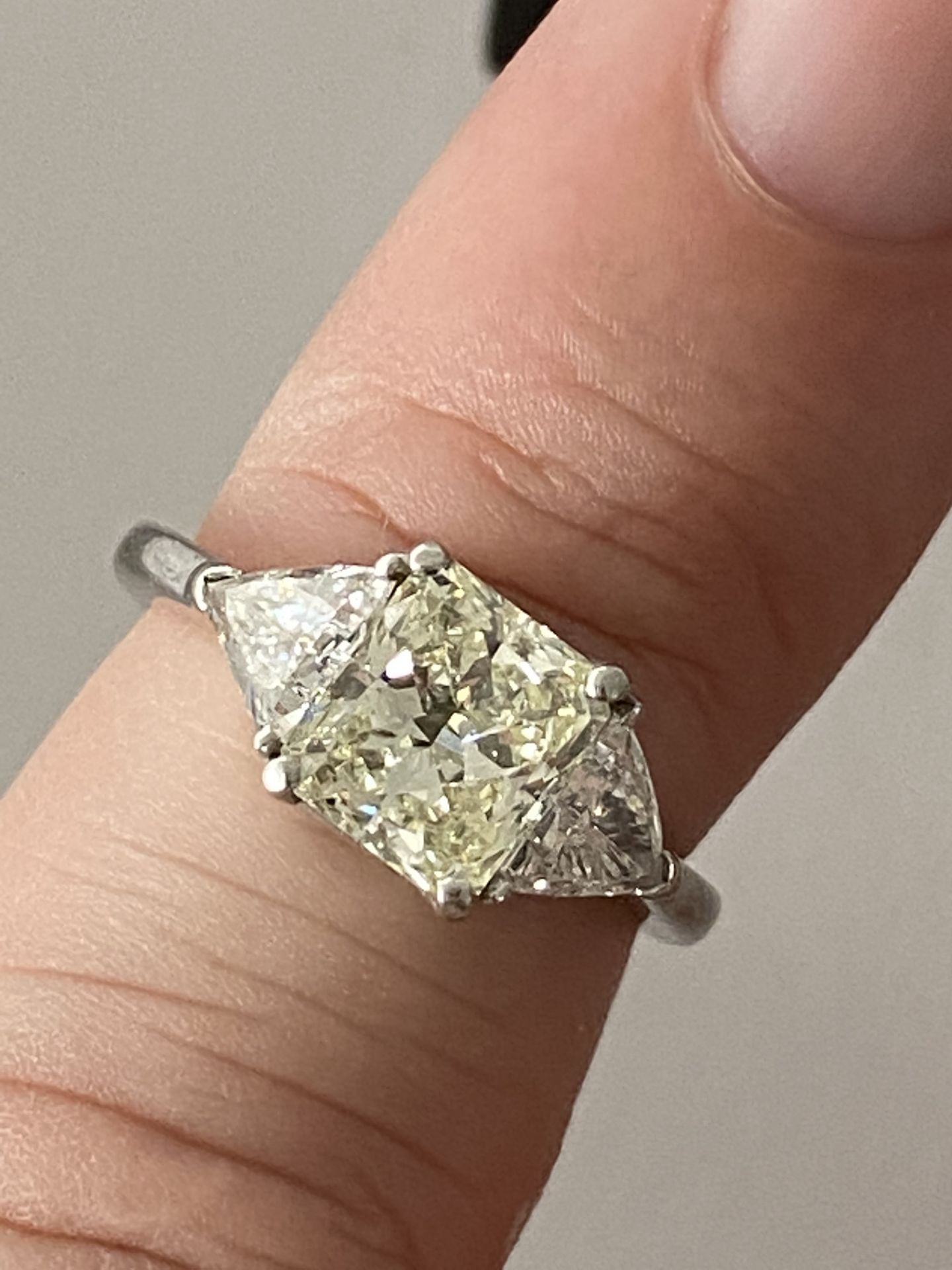 FINE 2.30ct 3 STONE DIAMOND RING - 1.55ct CENTRE DIAMOND WITH 0.75ct OUTER DIAMONDS - Image 18 of 18