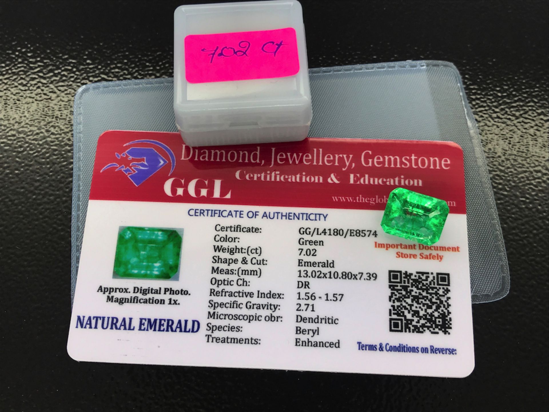 GREEN STONE WITH CARD MARKED EMERALD - Image 2 of 2