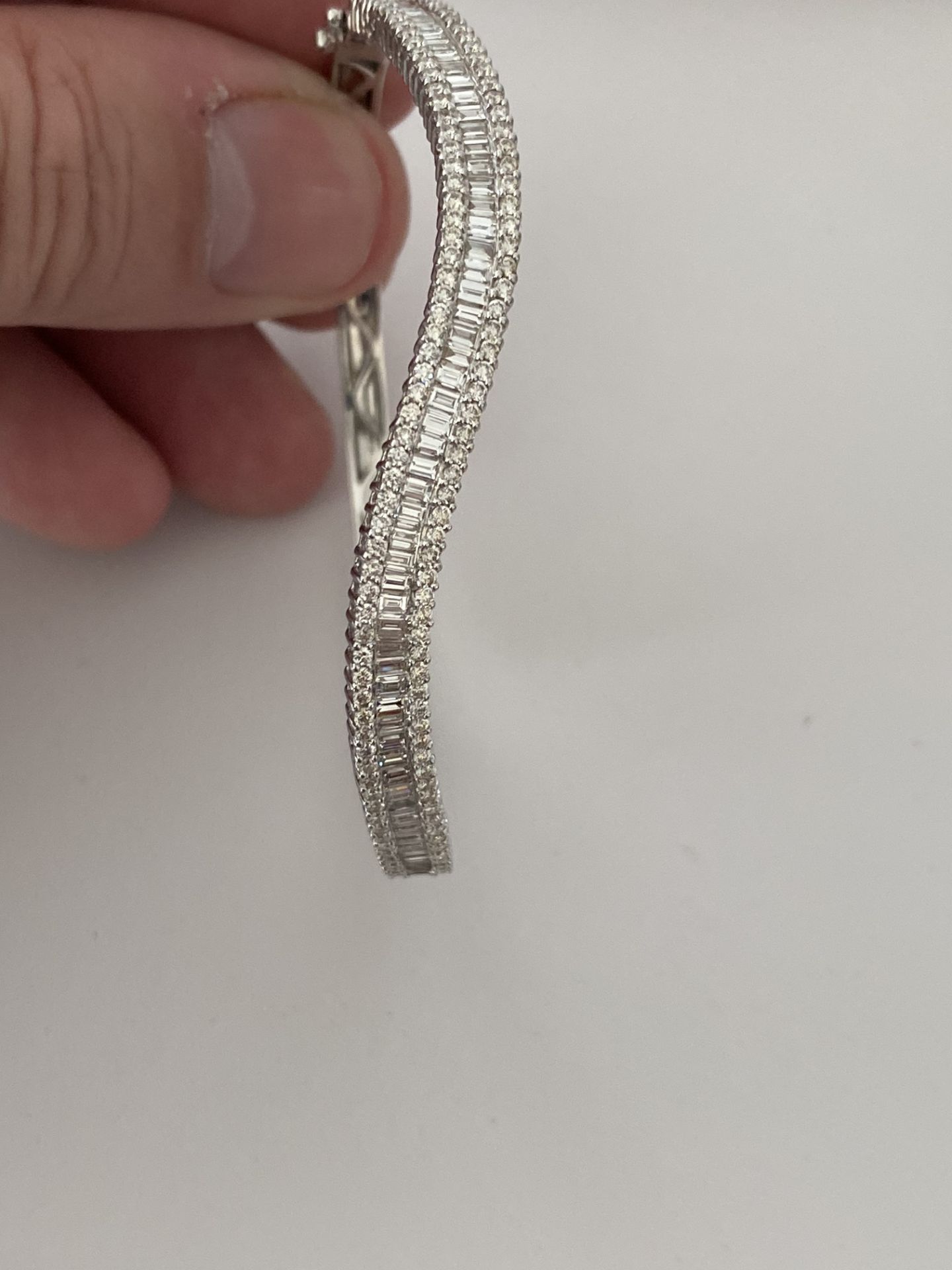 18ct WHITE GOLD 2.00ct DIAMOND SET TWIST HINGED BANGLE - Image 9 of 15