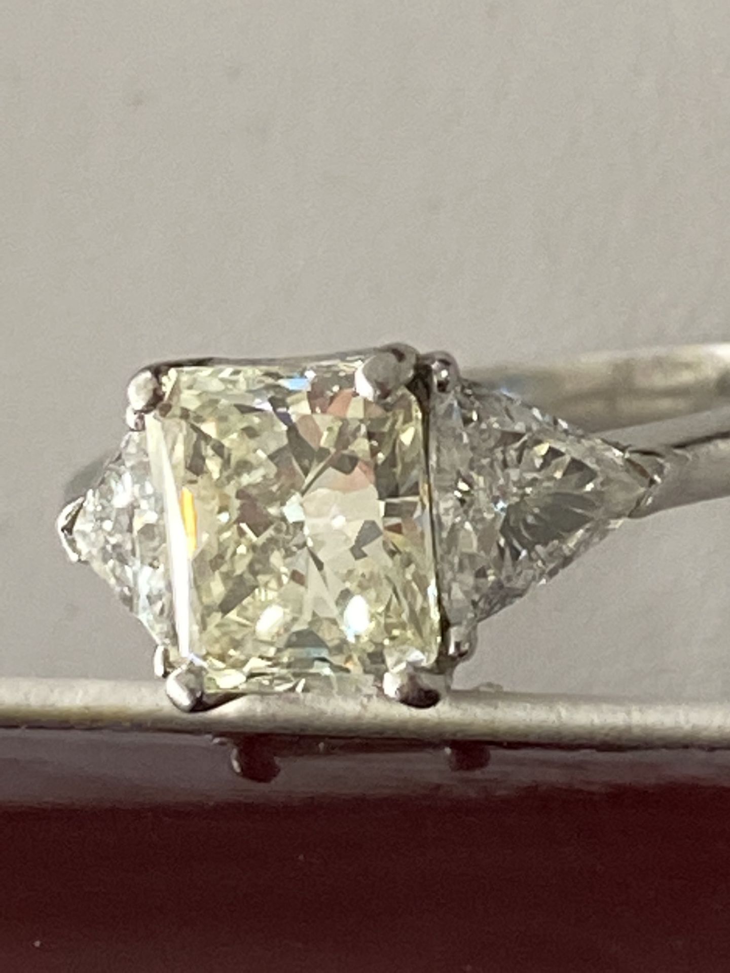 FINE 2.30ct 3 STONE DIAMOND RING - 1.55ct CENTRE DIAMOND WITH 0.75ct OUTER DIAMONDS - Image 6 of 18
