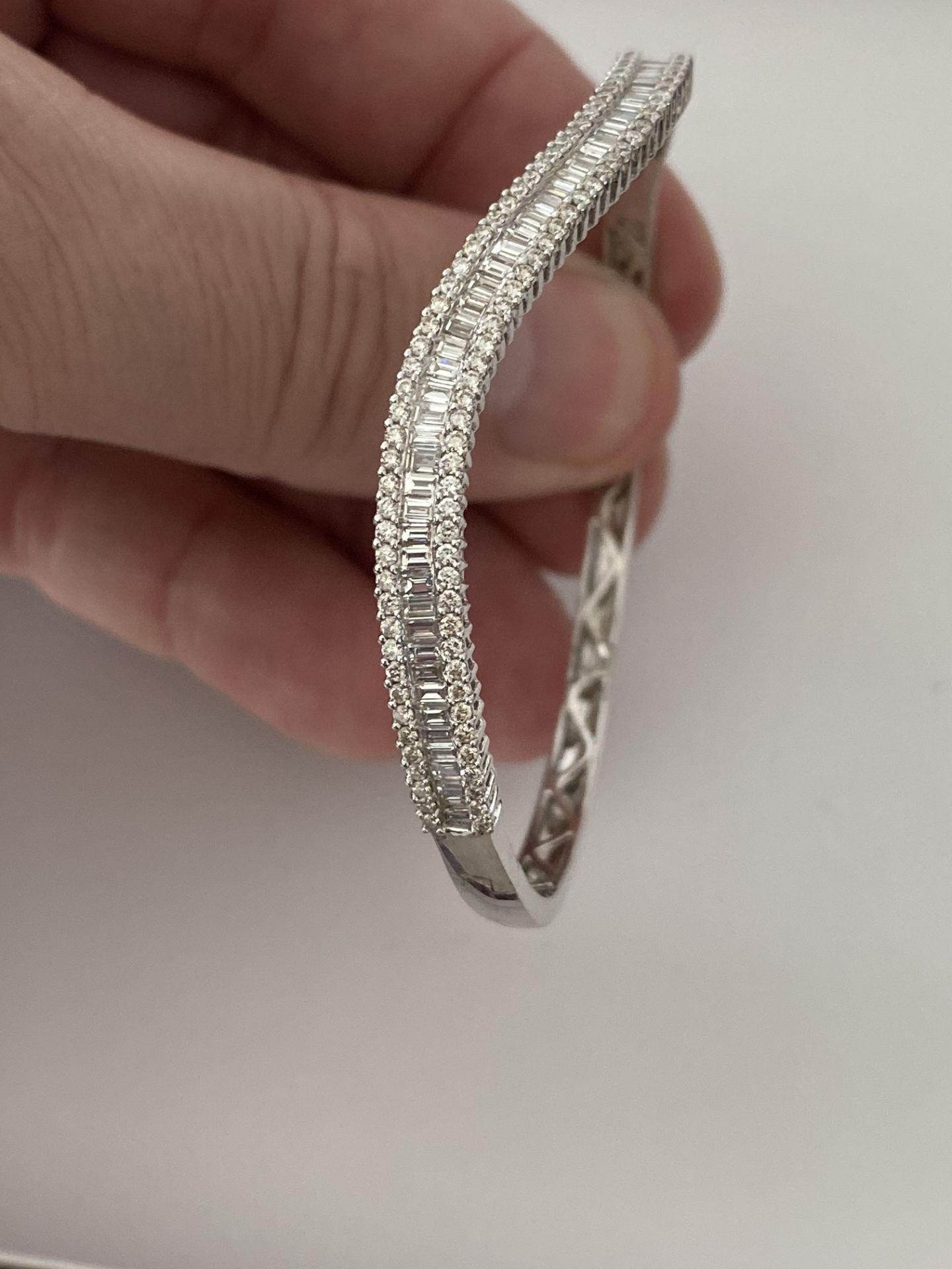 18ct WHITE GOLD 2.00ct DIAMOND SET TWIST HINGED BANGLE - Image 2 of 15