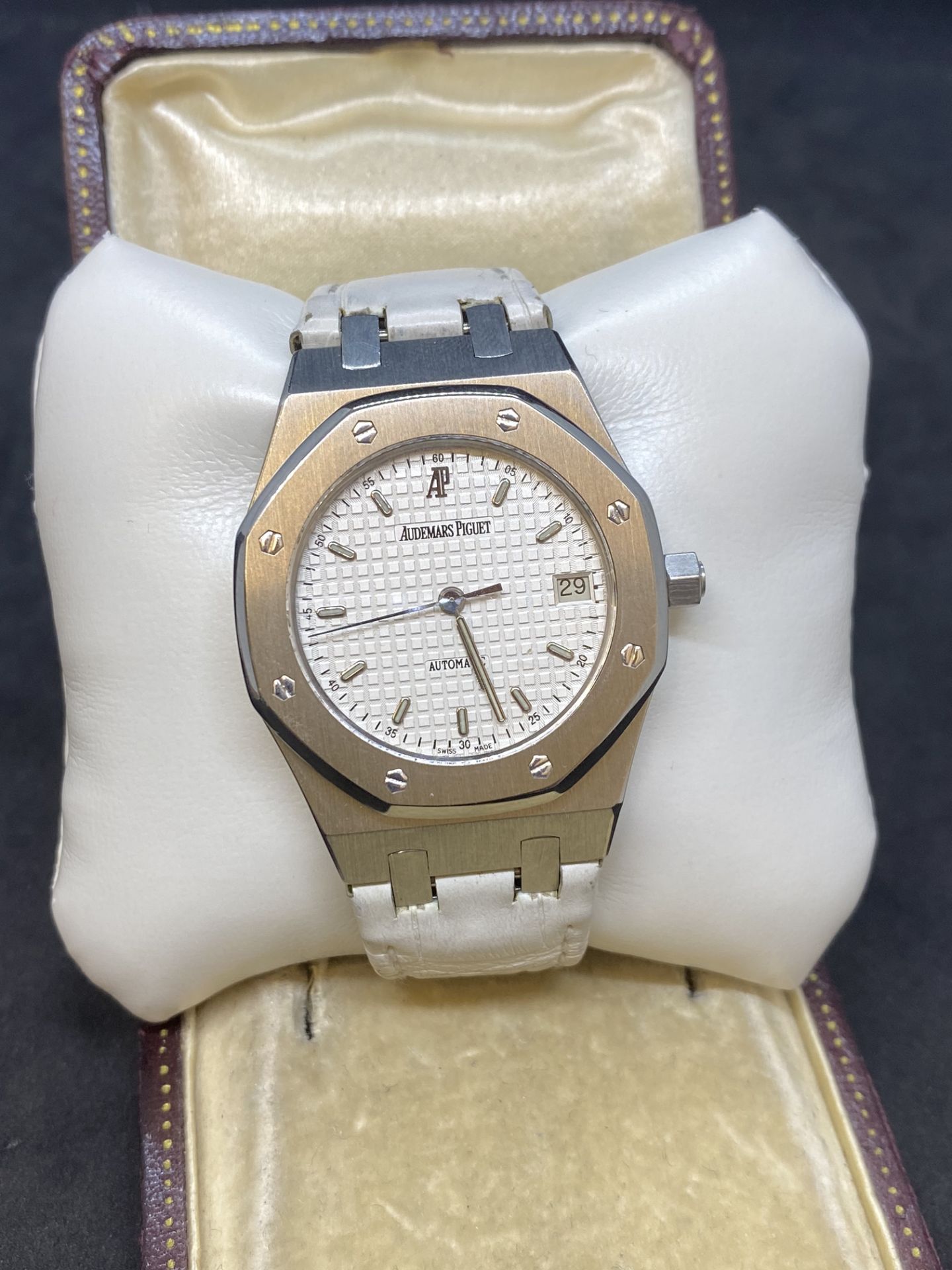 37mm AUDEMARS PIGUET ROYAL OAK PICTET & CIE LTD WATCH WITH BOX - Image 8 of 14