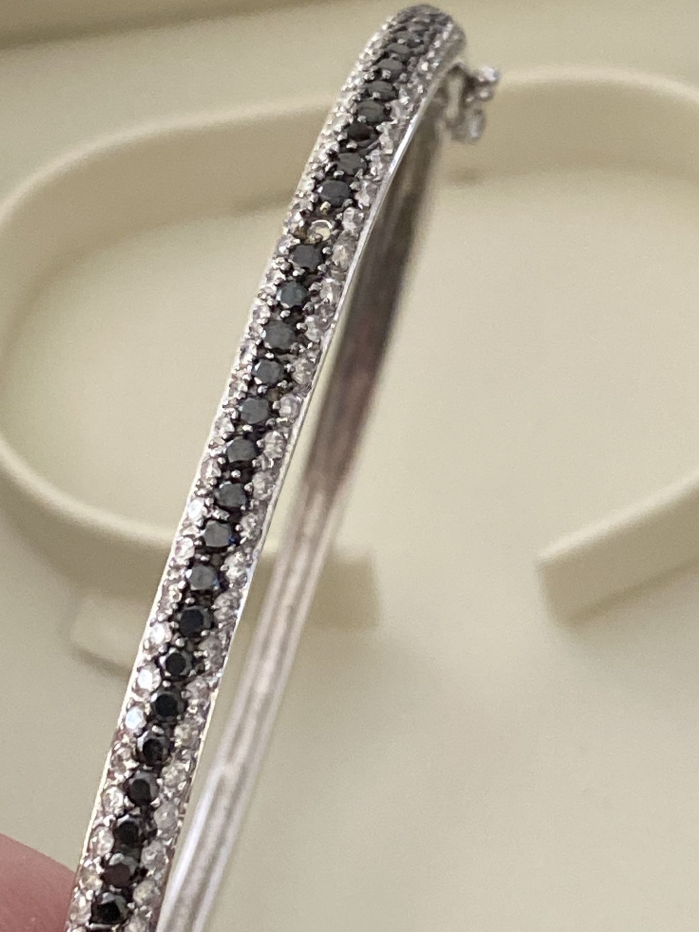 18ct WHITE GOLD BLACK & WHITE DIAMOND SET HINGED BANGLE