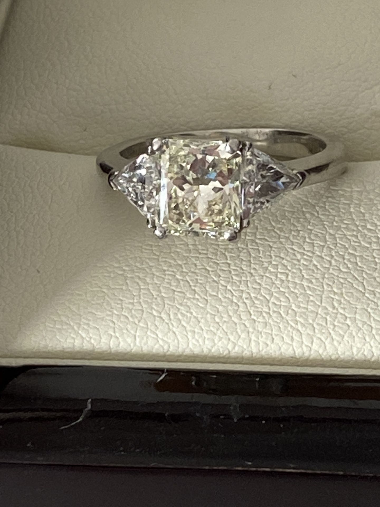 FINE 2.30ct 3 STONE DIAMOND RING - 1.55ct CENTRE DIAMOND WITH 0.75ct OUTER DIAMONDS - Image 8 of 18