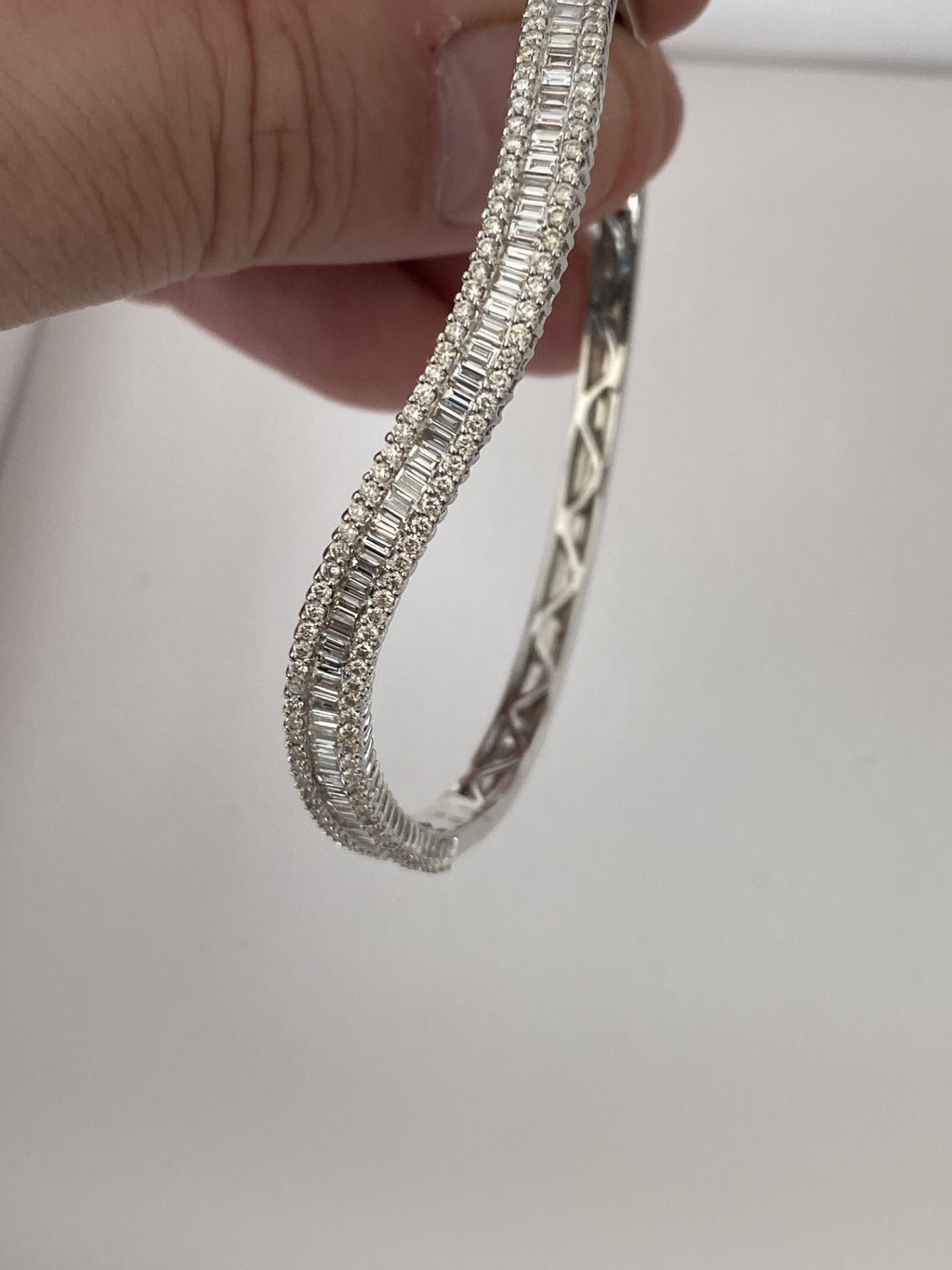 18ct WHITE GOLD 2.00ct DIAMOND SET TWIST HINGED BANGLE - Image 14 of 15