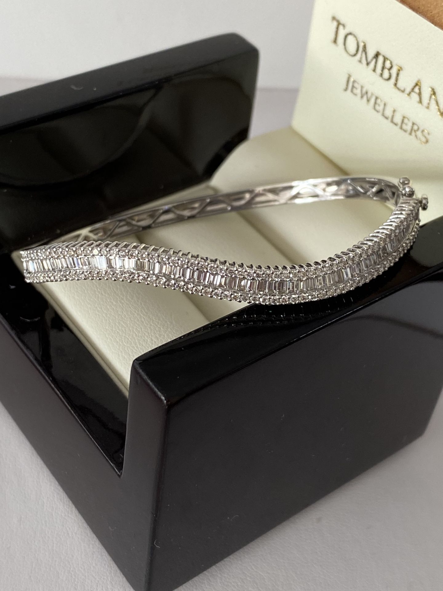 18ct WHITE GOLD 2.00ct DIAMOND SET TWIST HINGED BANGLE - Image 3 of 15