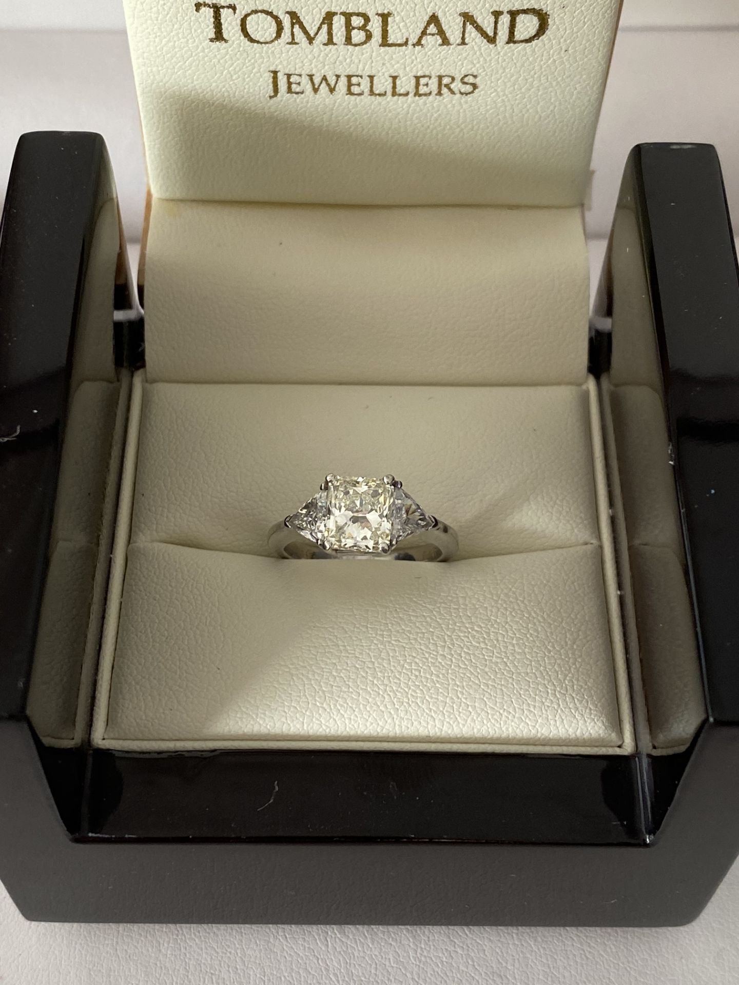 FINE 2.30ct 3 STONE DIAMOND RING - 1.55ct CENTRE DIAMOND WITH 0.75ct OUTER DIAMONDS - Image 2 of 18