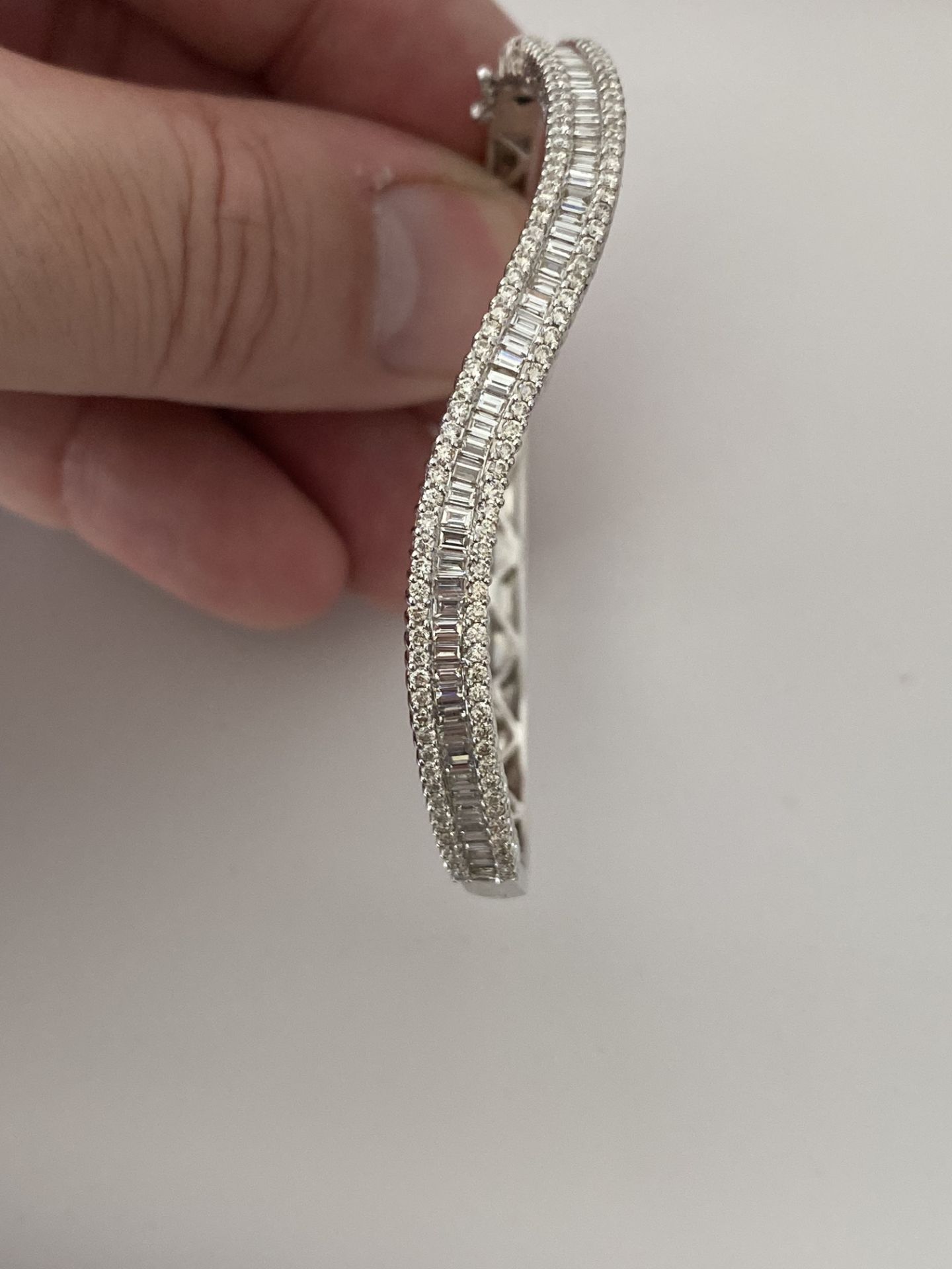 18ct WHITE GOLD 2.00ct DIAMOND SET TWIST HINGED BANGLE - Image 11 of 15