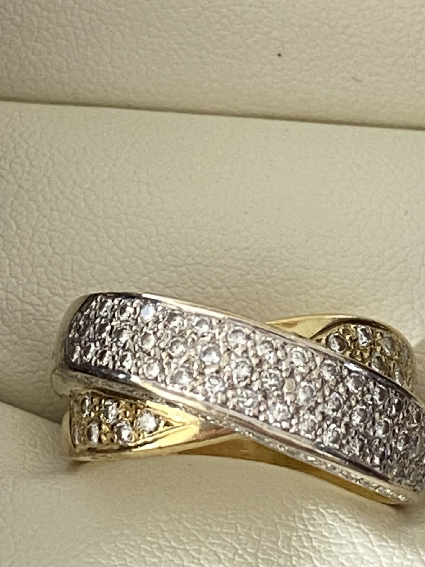 18ct GOLD 1.00ct DIAMOND CROSSOVER RING - Image 3 of 5