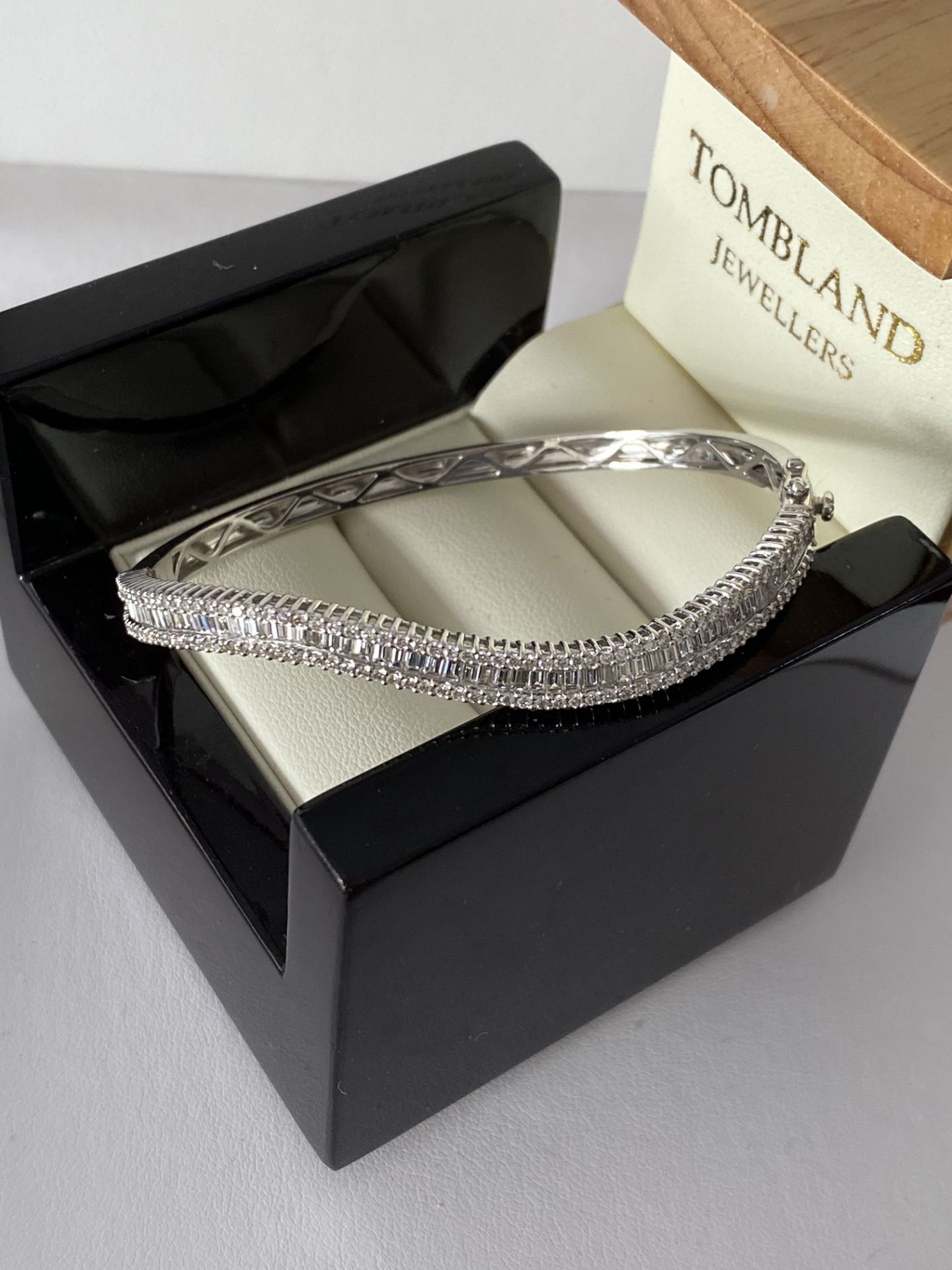 18ct WHITE GOLD 2.00ct DIAMOND SET TWIST HINGED BANGLE - Image 5 of 15