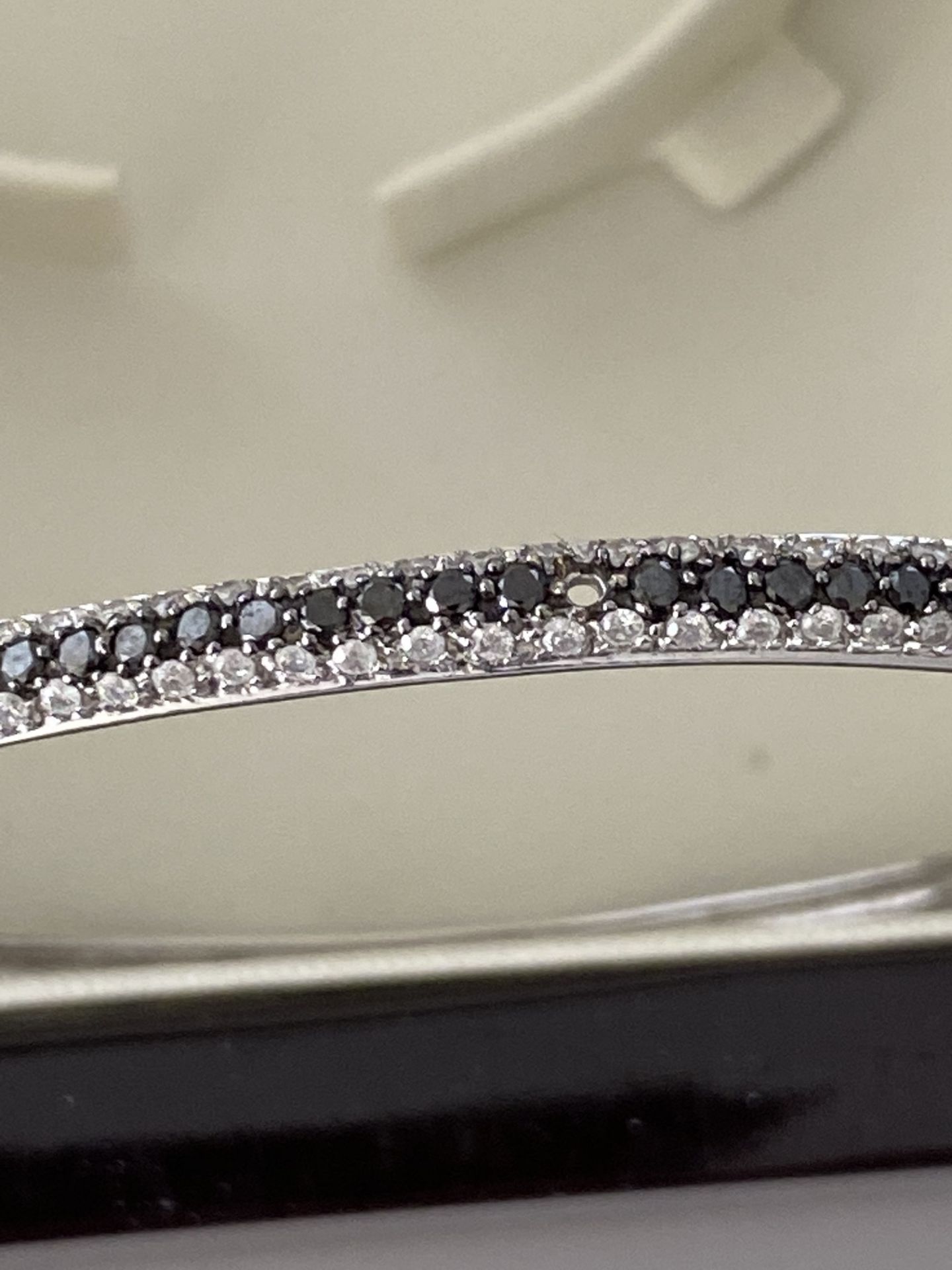 18ct WHITE GOLD BLACK & WHITE DIAMOND SET HINGED BANGLE - Image 6 of 7