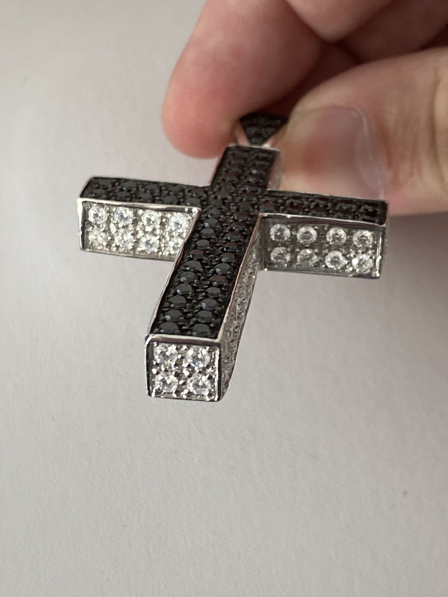 LARGE 3" 18ct WHITE GOLD 3.00ct BLACK & WHITE DIAMOND SET CROSS - Image 3 of 10